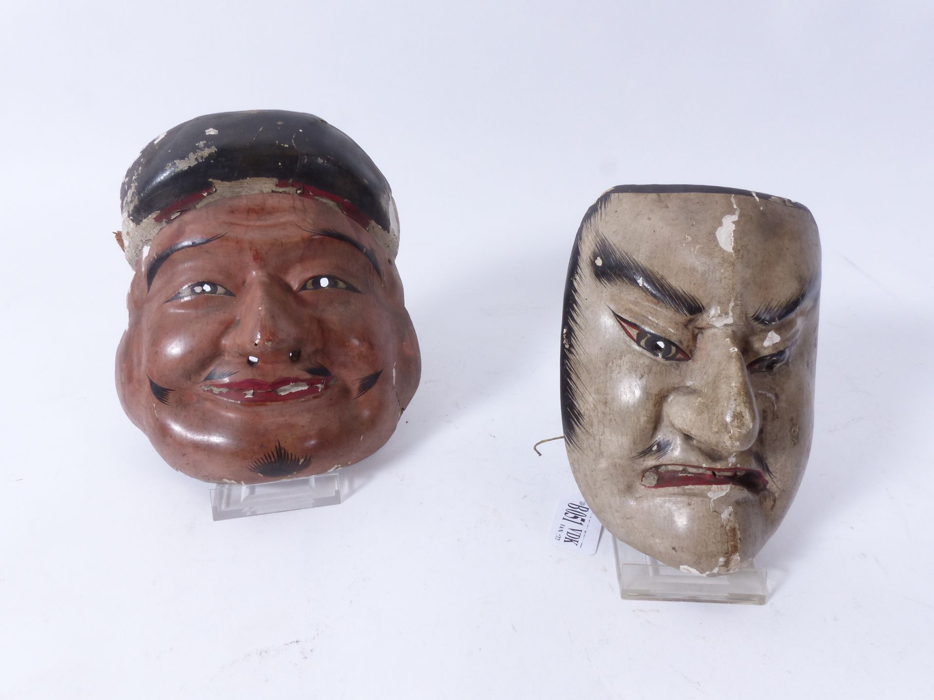 Null 2个雕刻和多色的木制能乐面具。日本的工作。时期：明治时期。(*).高：16和18厘米。