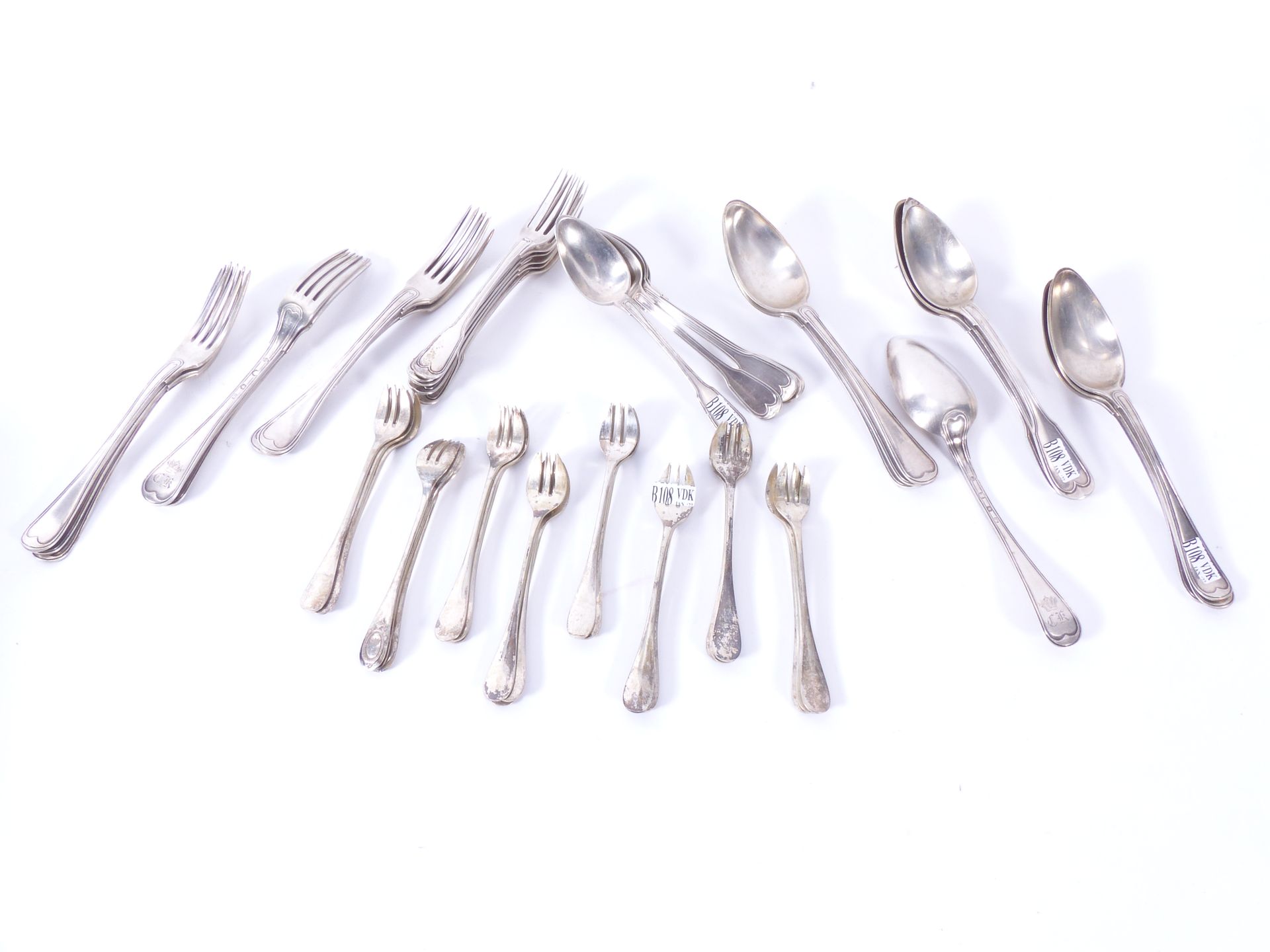 Null 一套6把甜点勺，6把甜点叉，10把勺子，9把叉子和24把牡蛎叉的银质套装，上面有Crassier/Kerens的纹章。重量：2140克。