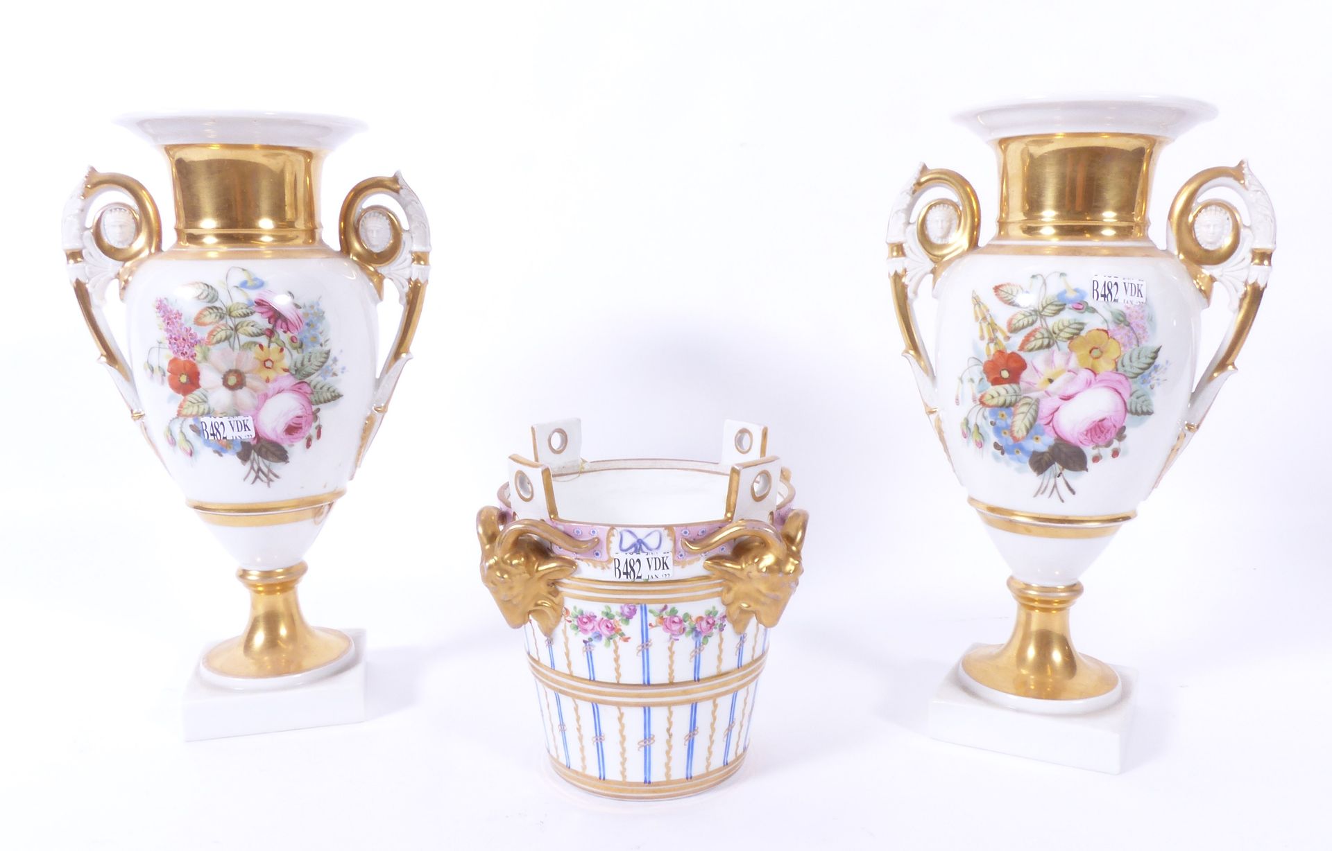 Null Paire de vases Médicis en porcelaine de Paris(H: 32 cm). Période Empire. Ep&hellip;
