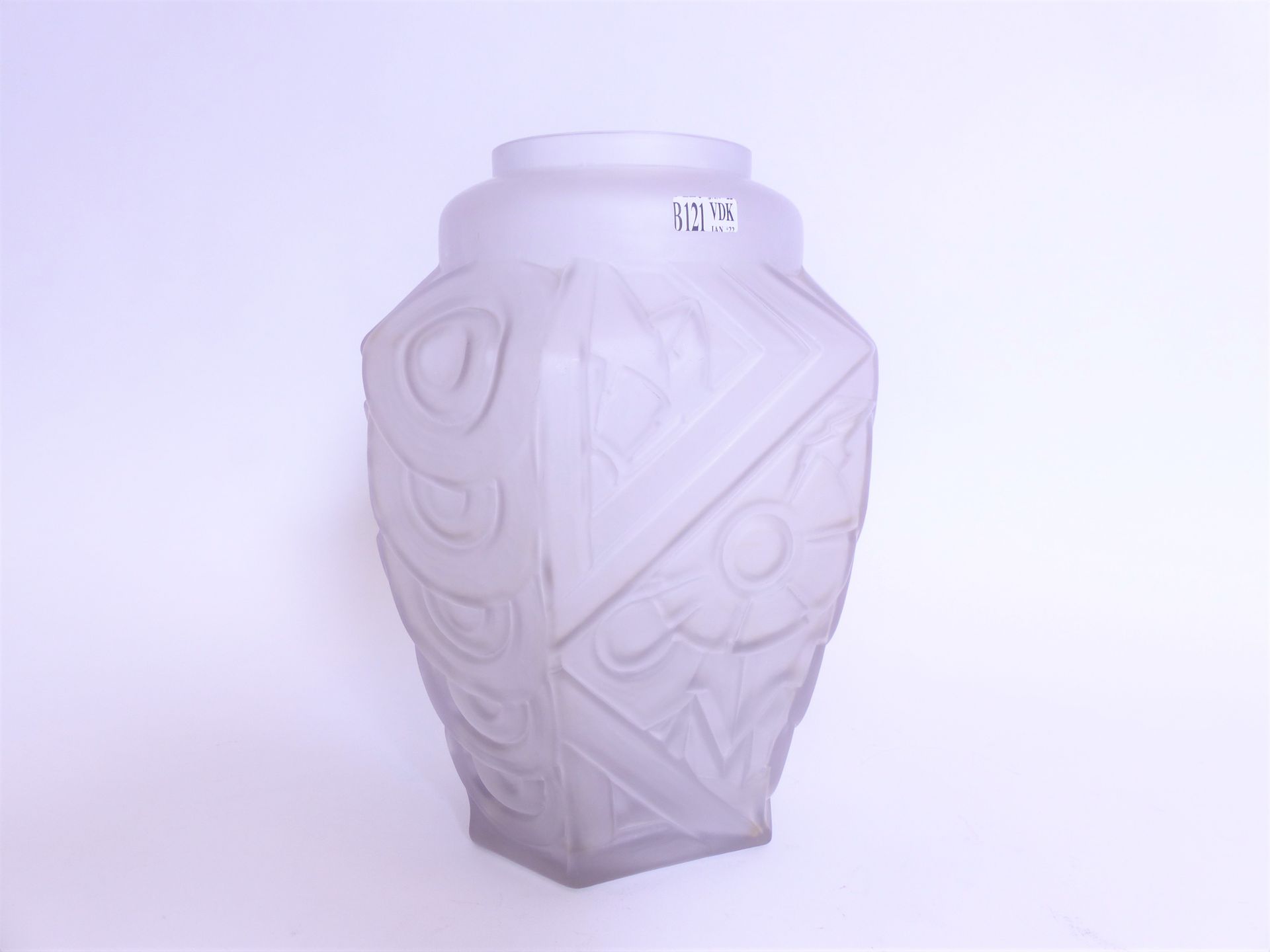 Null Grand vase en verre moulé à décor géométrique signé SCAILMONT. H: 29 cm.