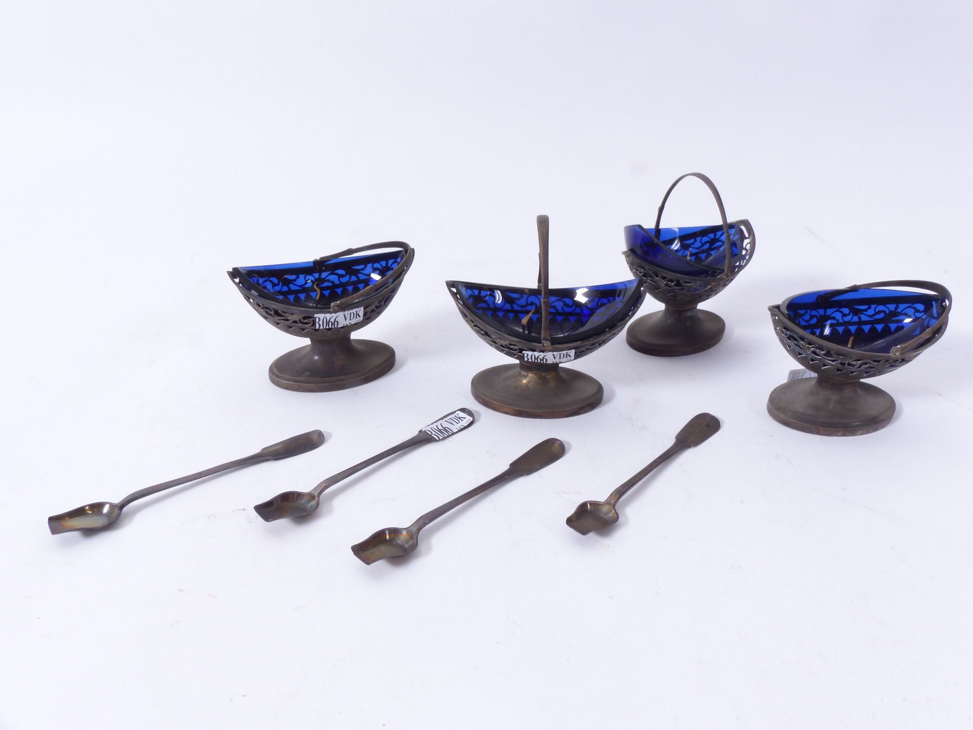 Null Set di 4 saliere svasate in argento con 4 cucchiai. Periodo: XVIII secolo.