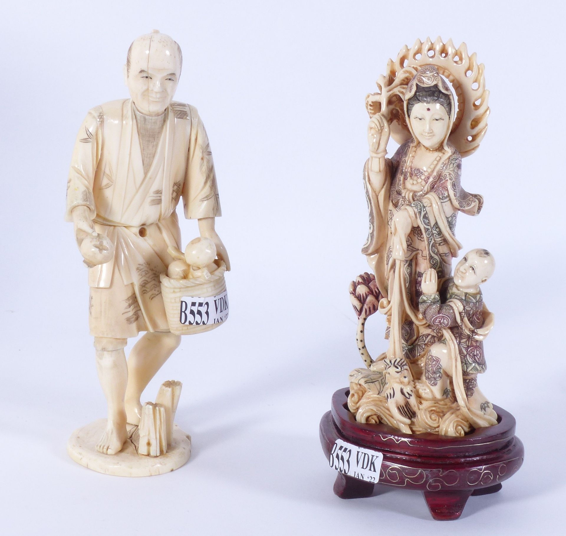 Null 一个 "水果商人 "雕像（高：18厘米），日本19世纪；一个 "神人和孩子"（高：15厘米），中国象牙作品。