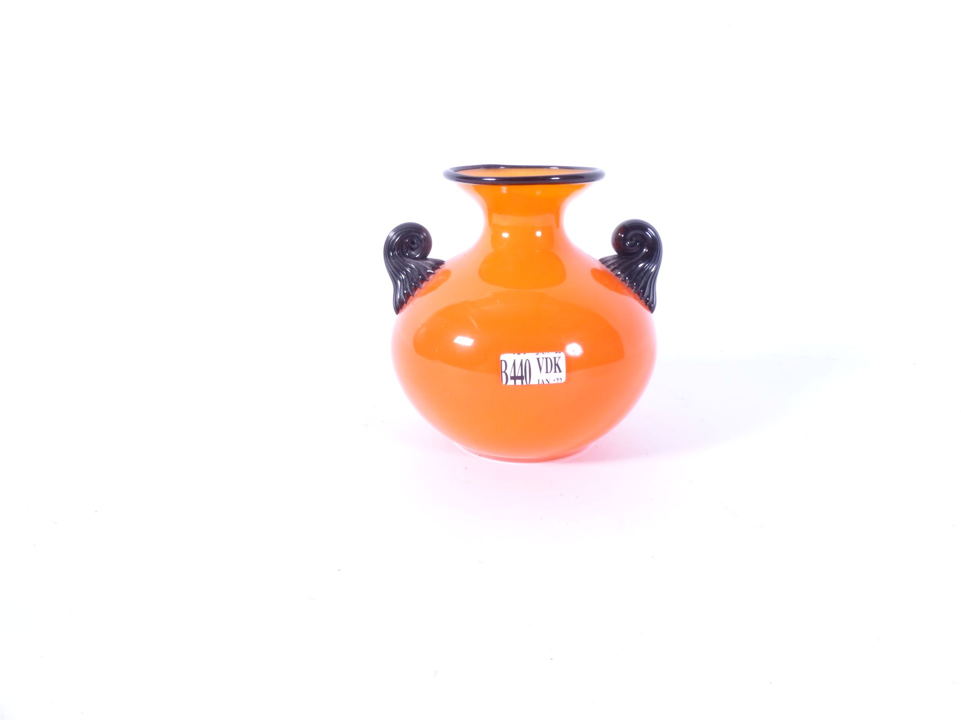 Null Un pequeño jarrón de cristal naranja y negro con dos asas. Creación austria&hellip;