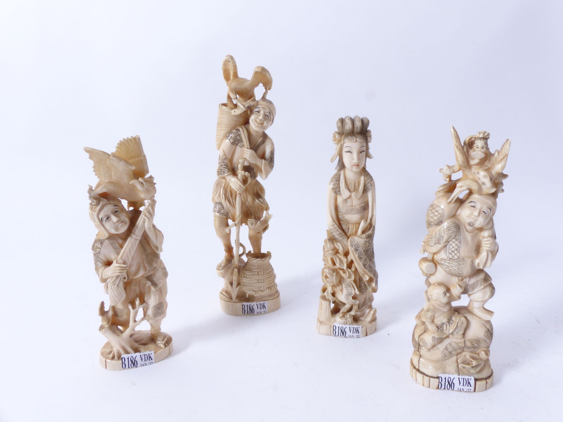 Null Quatre statuettes en ivoire sculpté. Travail japonais. (Accidents et restau&hellip;