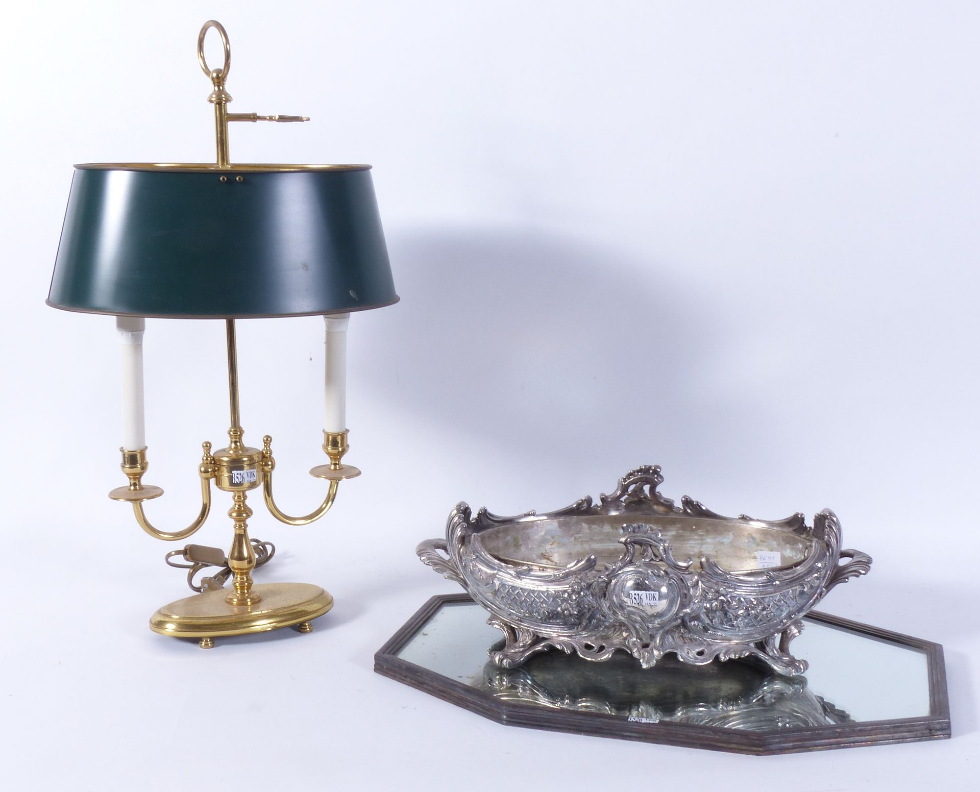Null 一个镀金的青铜中心器，花盆和热水瓶灯（高：60厘米）。