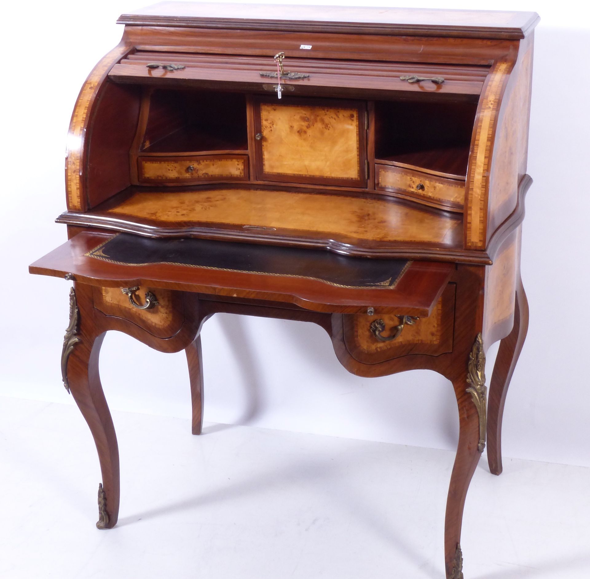 Null Una scrivania a cilindro intarsiata in stile Luigi XV. Dimensioni: 98x58x11&hellip;
