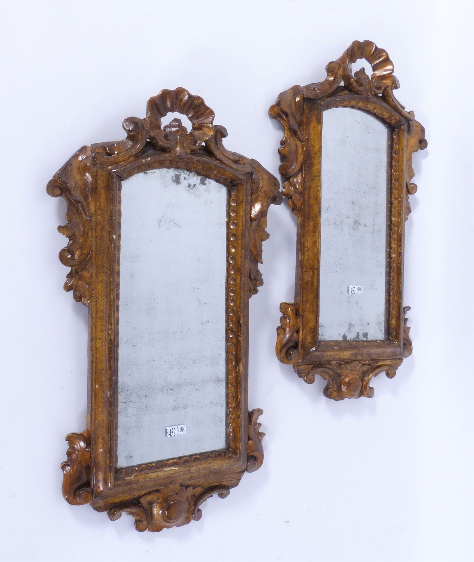 Null 一对意大利雕花和镀金的小镜子。年代：18世纪。尺寸：52x28厘米。