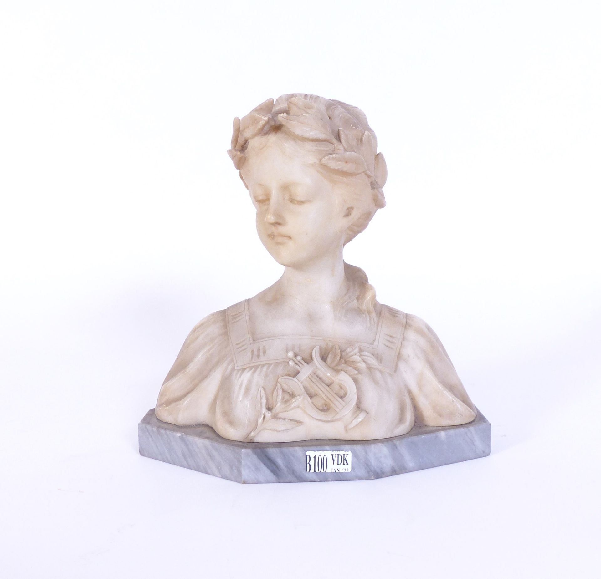 Null Statuette aus Alabaster im Jugendstil. H: 21 cm.