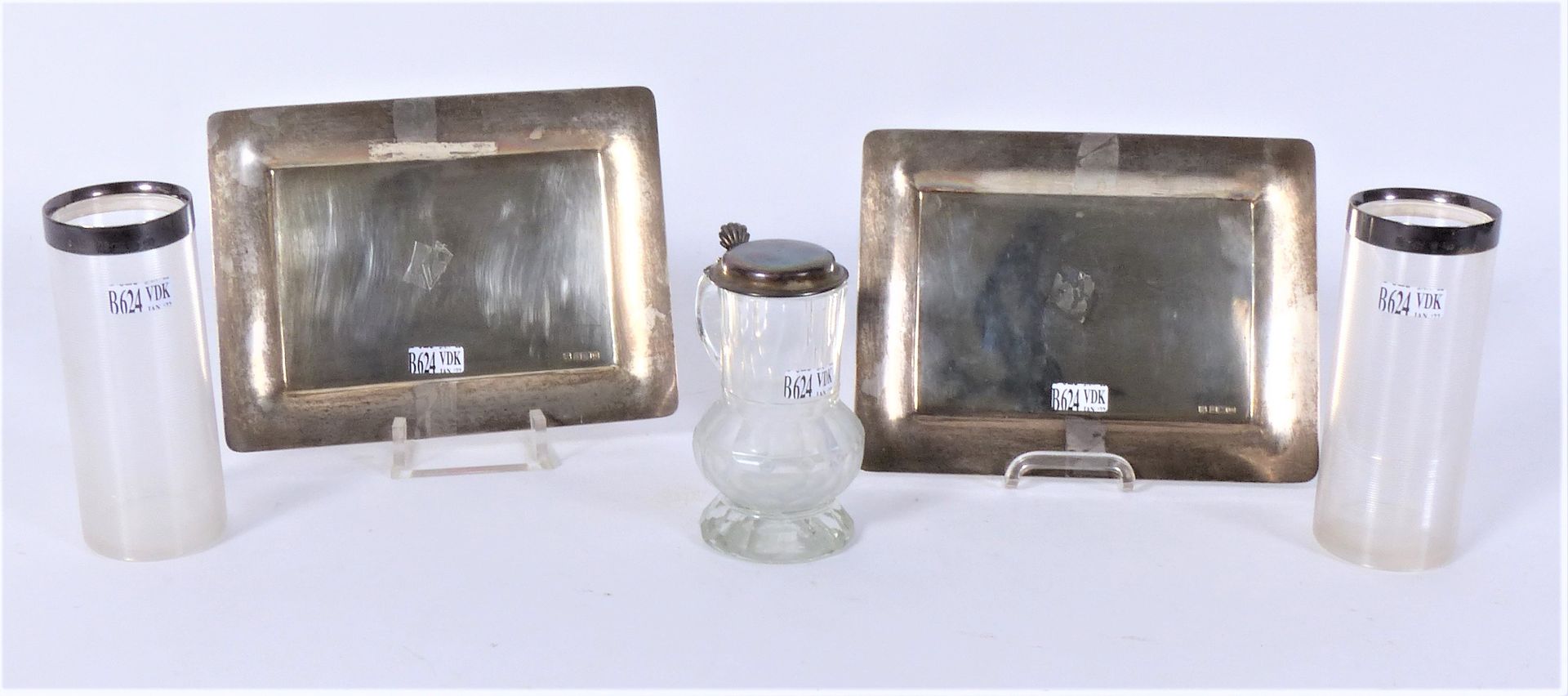 Null 一对长方形小银盘（重量：600克），带有英国伯明翰印记。附有一个圆形的透明水晶杯，上面有英国银质的安装和两个花瓶。