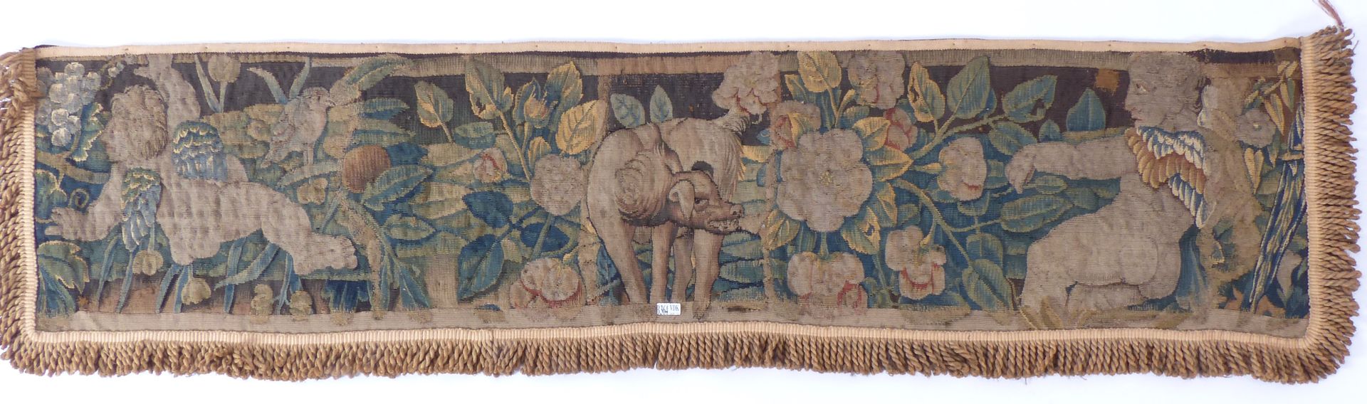 Null 挂毯，羊毛壁炉，装饰有 "普提围着一只狗"。年代：16-17世纪。尺寸：140x35厘米。