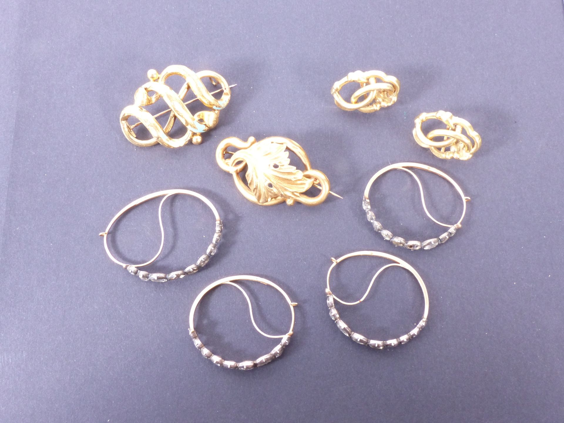 Null 三对18K黄金和银质耳环，镶有玫瑰式切割钻石，两个18K黄金胸针。(失踪)。总重量：+/-27.5gr。
