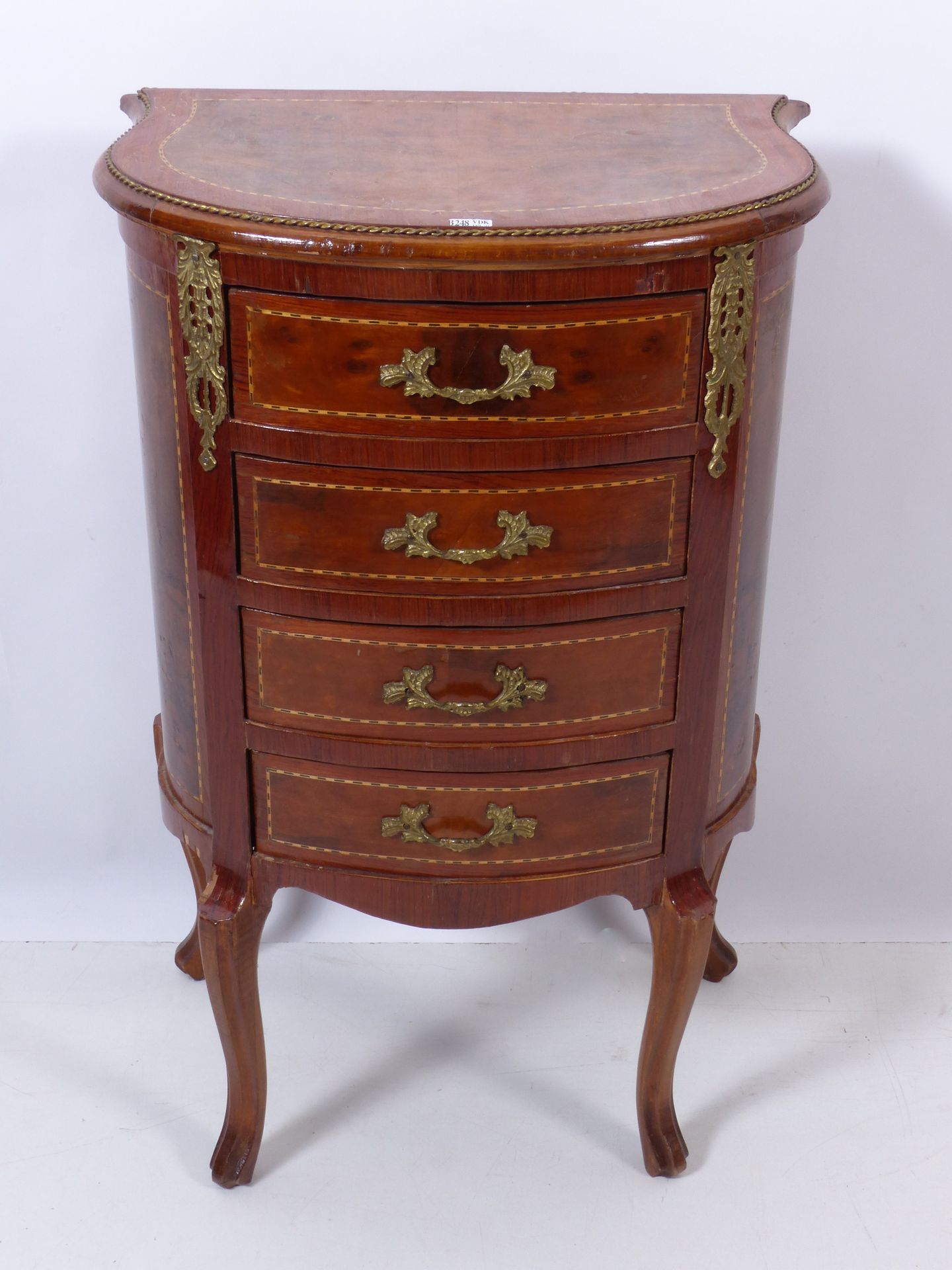 Null Kleines Aufbewahrungsmöbel im Stil von Louis XV, das sich über 4 Schubladen&hellip;