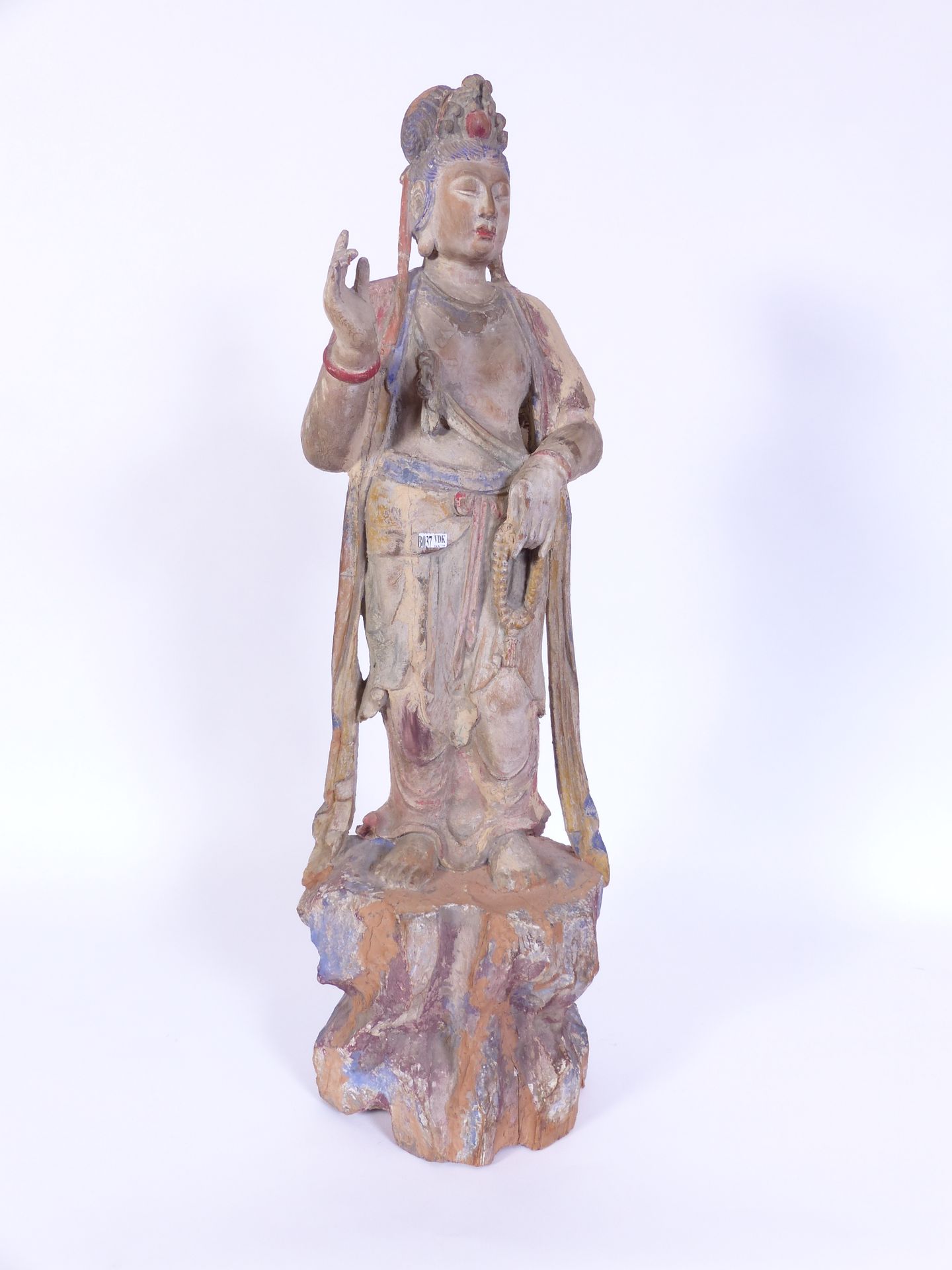 Null Gran deidad de madera policromada, China. Altura: 99 cm.