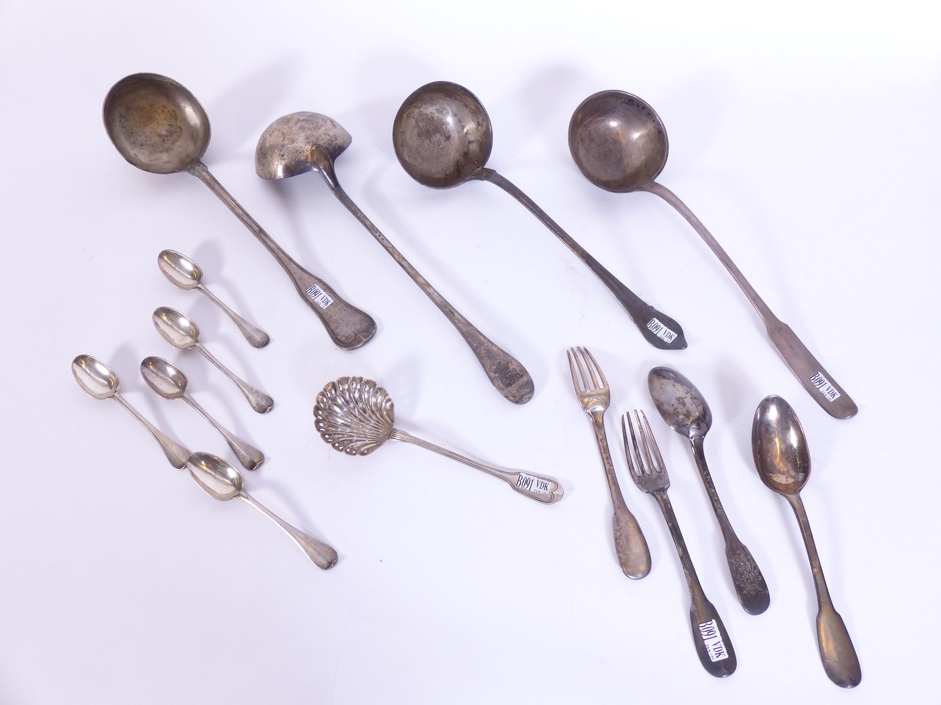 Null A set of 4 ladles and 10 odd pieces of cutlery. Weight: +/- 1500gr.