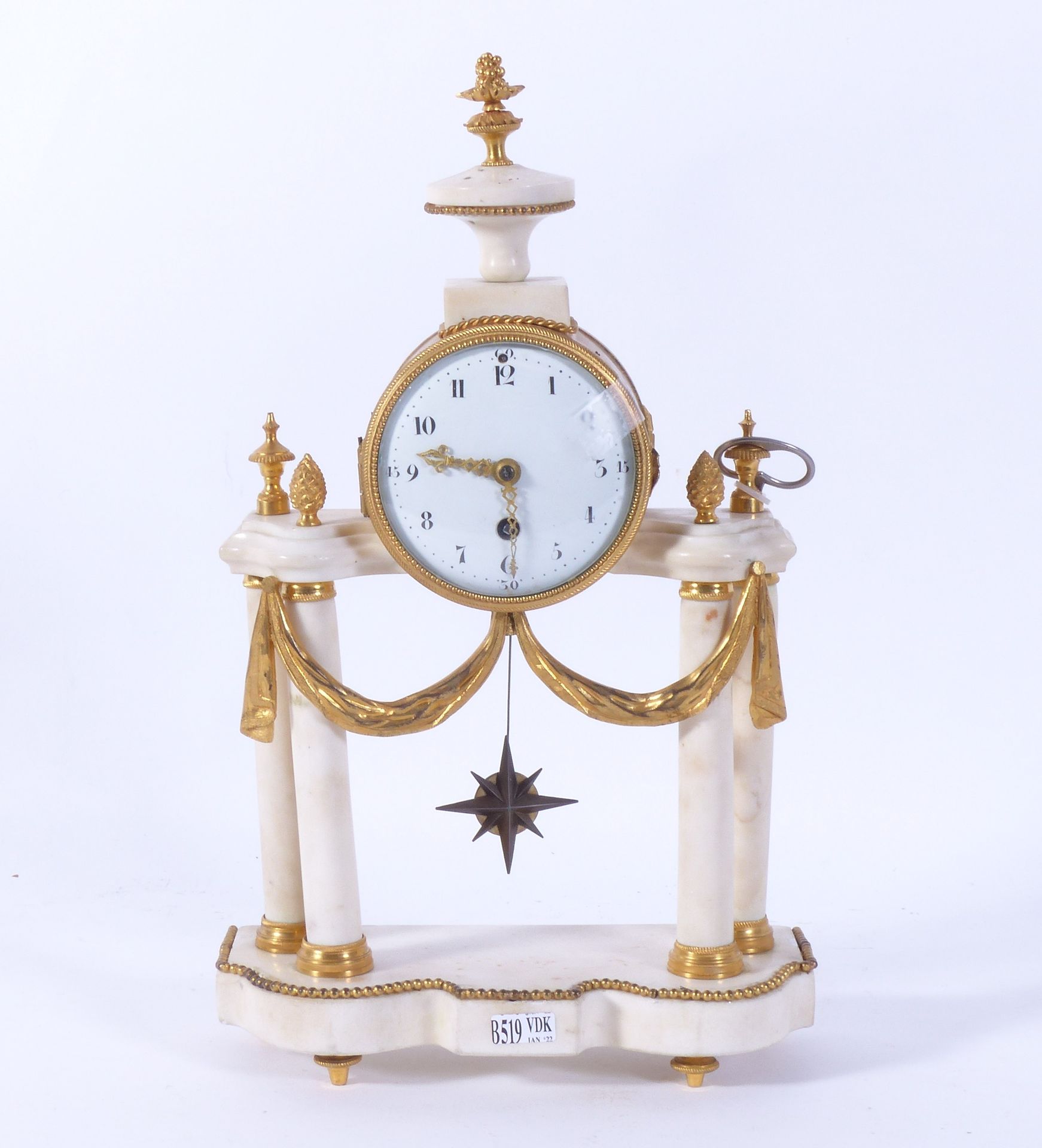 Null Louis XVI portico clock in gilt bronze and carved white marble. Wire moveme&hellip;