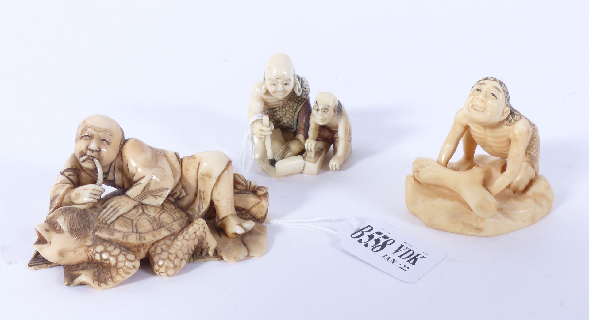 Null Drei Okimonos aus geschnitztem Elfenbein. Japanische Arbeit. Signiert.