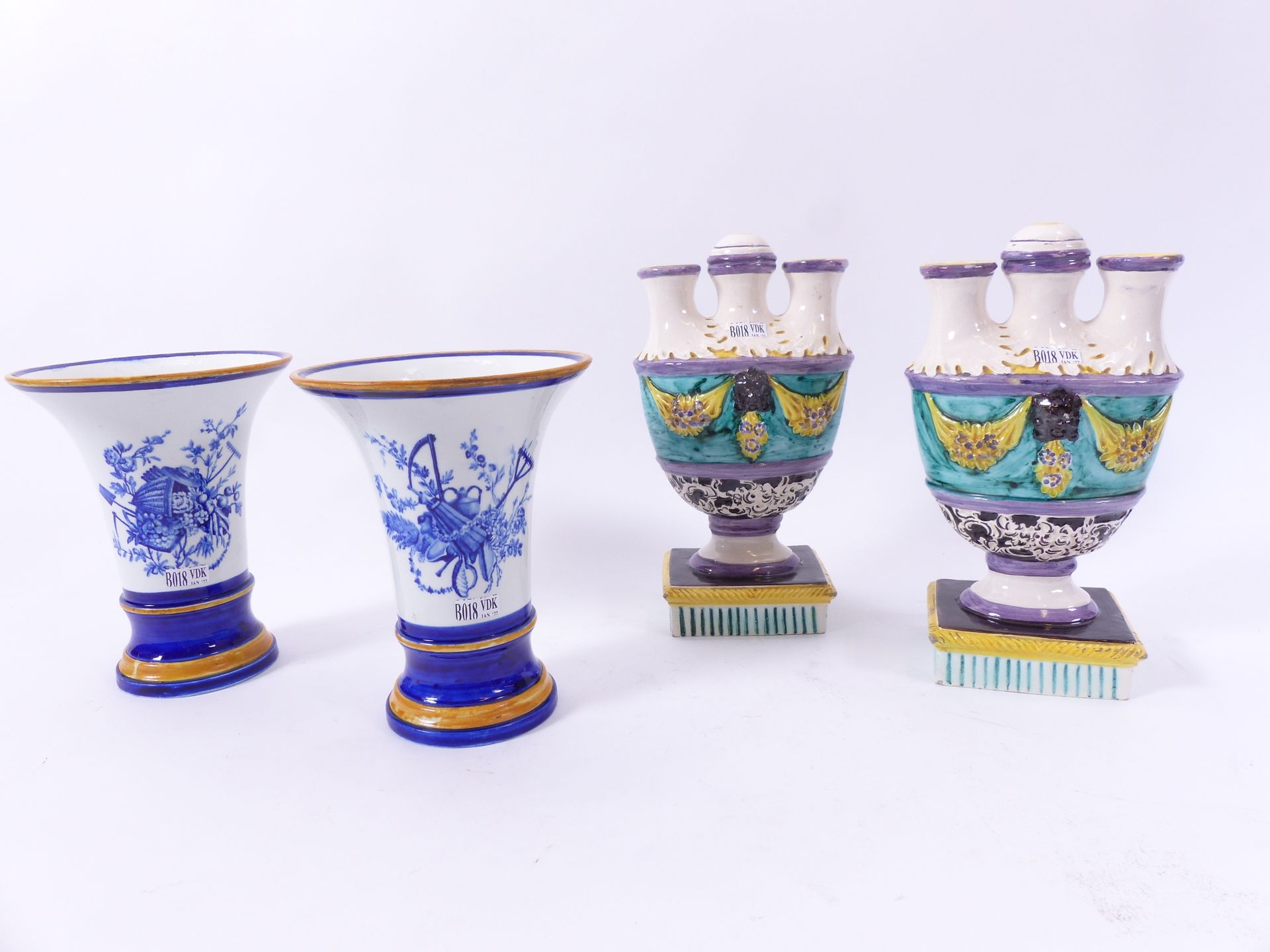 Null Une paire de vases cornet en porcelaine d'Italie. Epoque: début XIXème (?) &hellip;