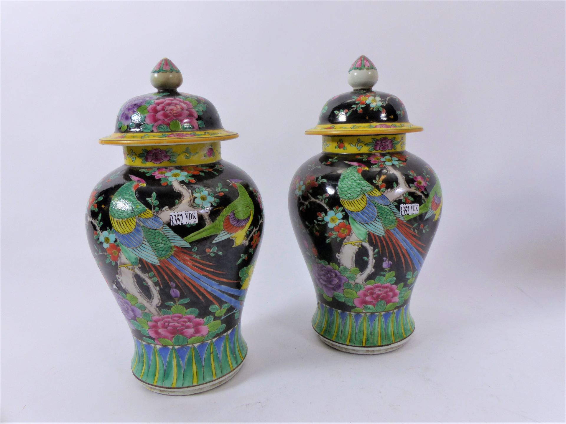 Null 一对中国多色瓷花瓶。高：36厘米。装饰 "有鸟"(*)。