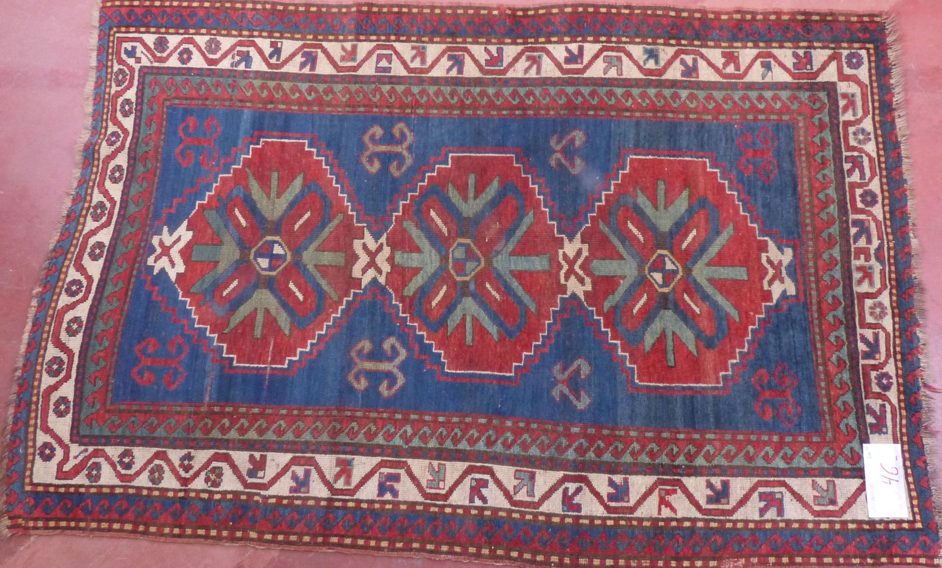 Null 小型羊毛希尔万地毯，装饰有3个风格迥异的奖章。(*).尺寸：198x128厘米。