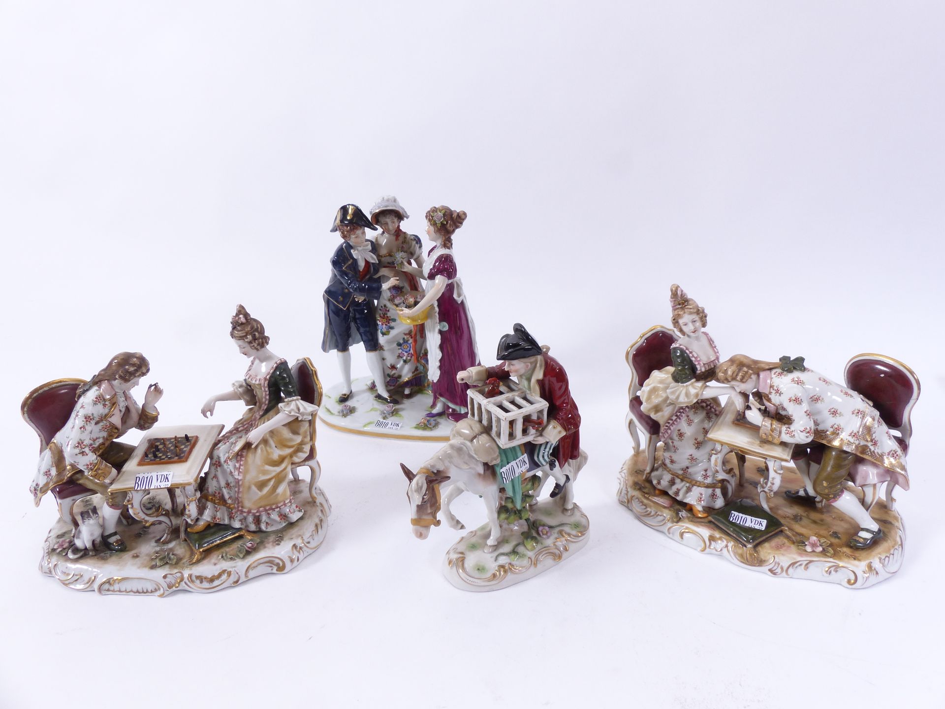 Null 4 groupes en porcelaine de Saxe. Epoque: XXème. H: entre 17 et 23 cm.