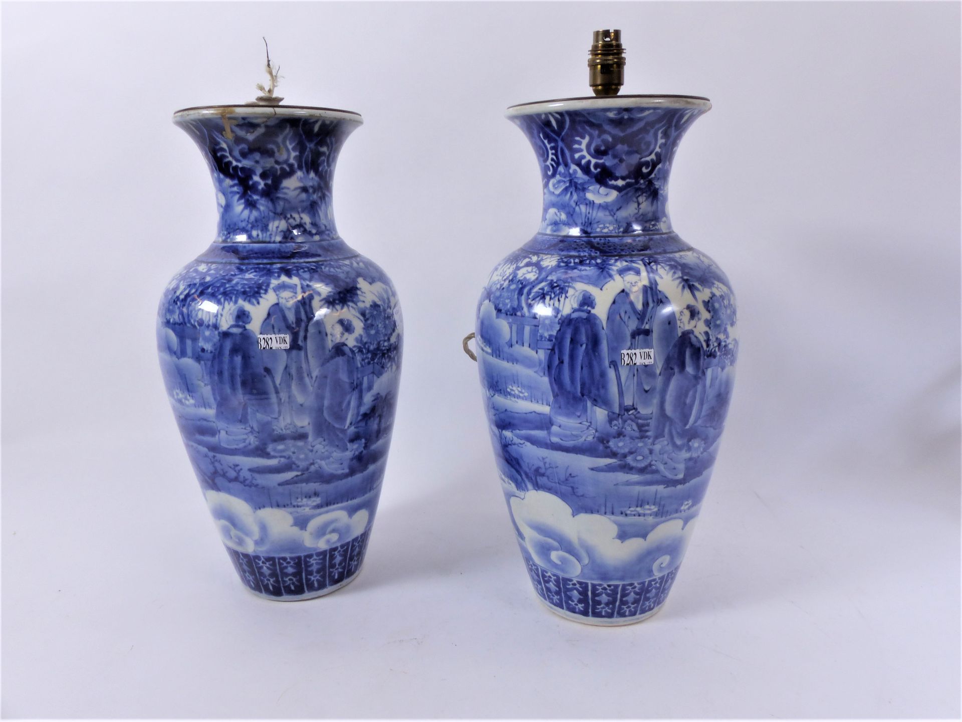 Null Ein Paar Vasen aus japanischem Porzellan, die als Lampe montiert sind. Epoc&hellip;