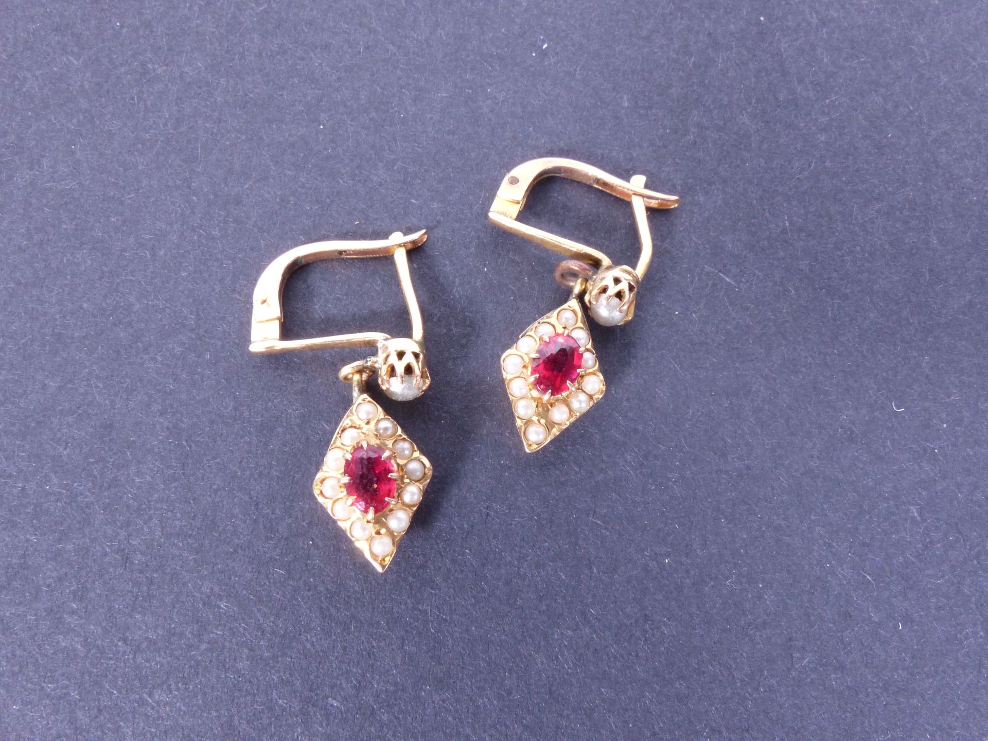 Null Pair of 18k yellow gold earrings set with pearls and rubies (?). Total weig&hellip;