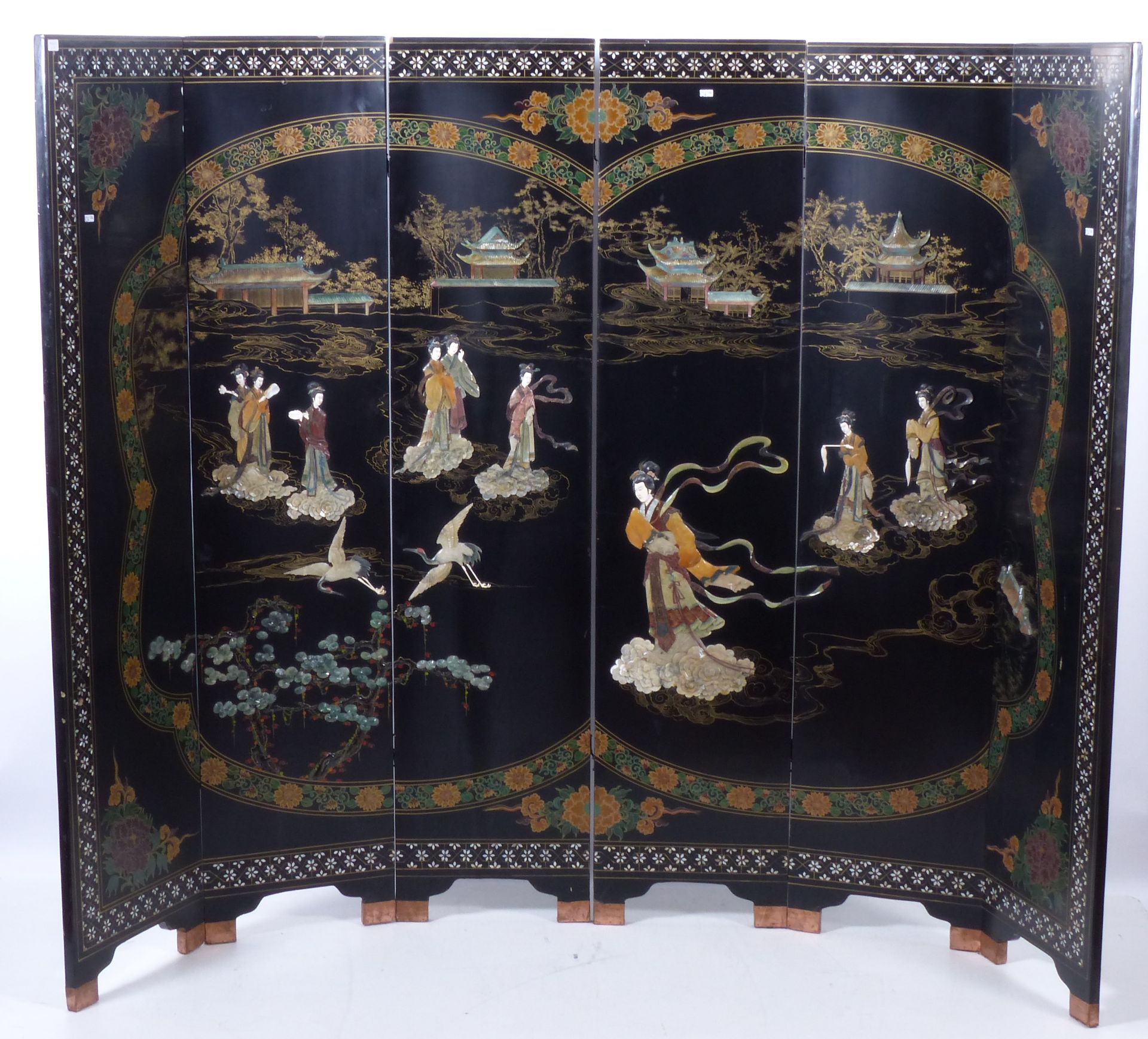 Null 大屏幕上有6片黑漆的叶子和硬石、珍珠母和象牙的镶嵌物。中国的工作。年代：约1960年。叶子的尺寸：40x183厘米。