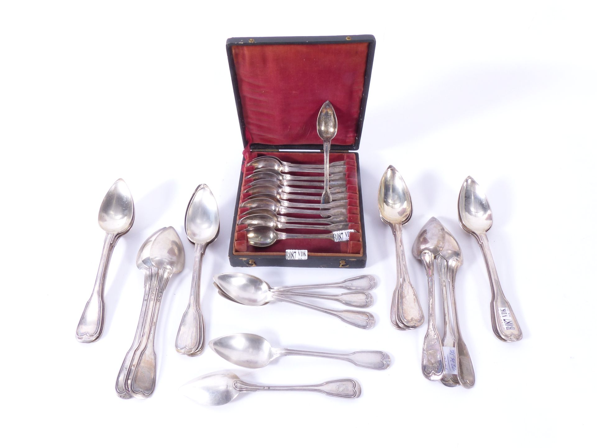 Null Mismatched lot composed of a dozen teaspoons armorial 'Du Puis'. We join 5 &hellip;