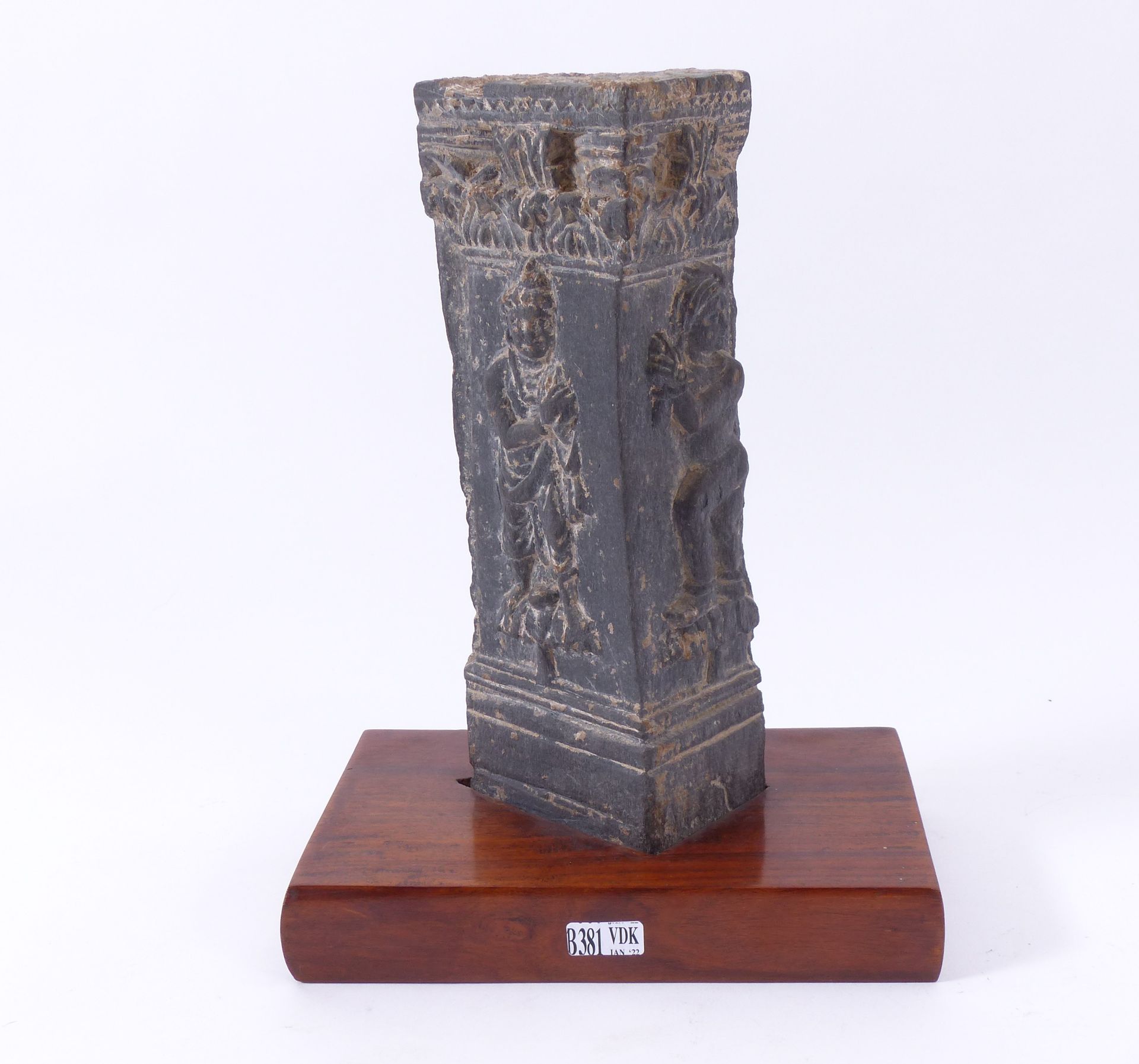 Null 黑片岩的转角部分，浮雕有 "站立的神灵"。来自犍陀罗的作品。时期：公元2至3世纪。搁置在一个木质底座上。(1980年以前收集的)。高（包括底座）：+/&hellip;