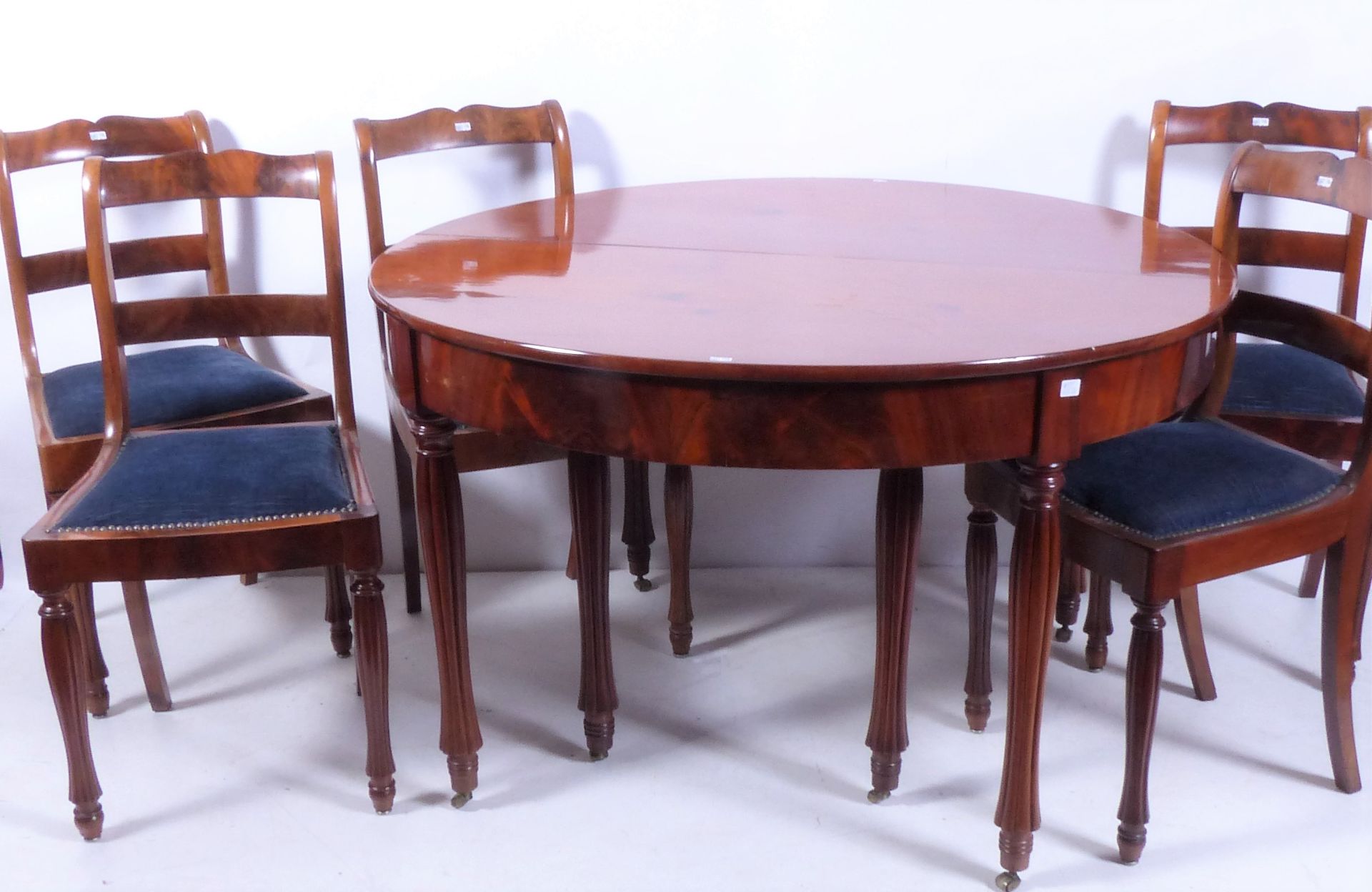 Null 路易-菲利普圆桌，8条桃花心木桌腿（直径：122厘米）。附有5张相同的椅子。