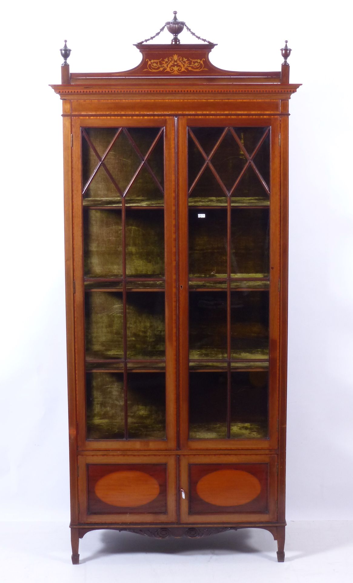 Null 一个小型的2门镶嵌式展示柜。英文作品。期间：1900年。尺寸：92x42x207厘米。
