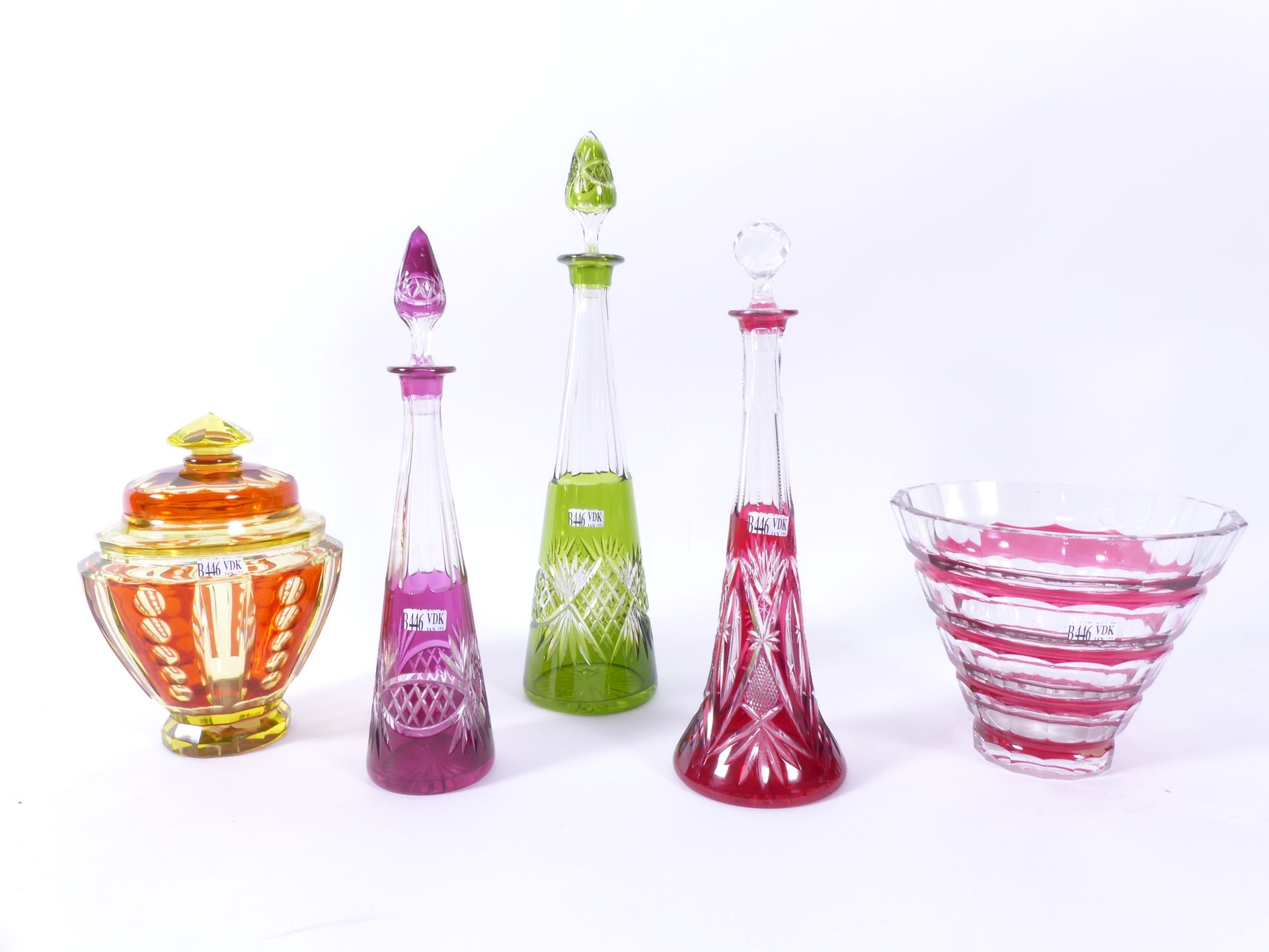 Null Eine Vase mit Urandeckel, eine rote Vase und drei Karaffen aus farbigem Kri&hellip;
