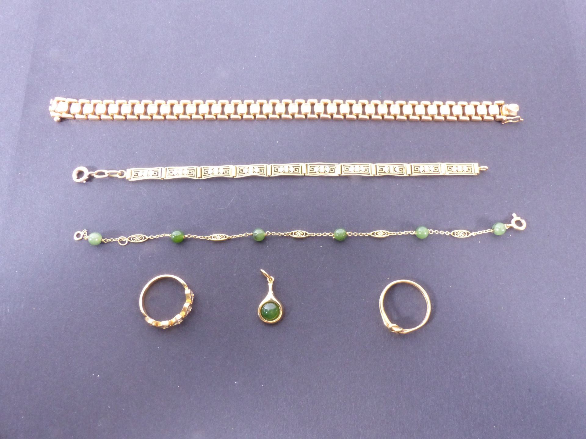 Null 两个18K黄金手镯，两个18K黄金戒指，一个18K黄金吊坠和一个18K黄金手镯，上面镶嵌着珍珠和绿色半宝石。总重量：+/-32.3gr。