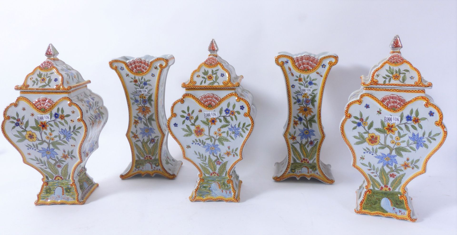 Null Una repisa con 5 jarrones de cerámica de Rouen. Período: siglo XIX. Altura:&hellip;