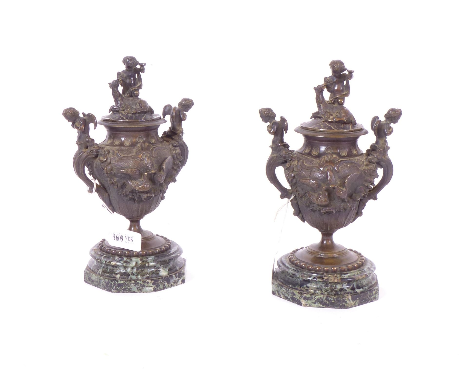 Null 一对拿破仑三世的铜质小花瓶，带有棕色的铜锈，上面有 "普蒂"、"鸽子 "和 "花环 "的浮雕装饰。年代：19世纪。搁置在绿色大理石的八角形底座上。(有&hellip;