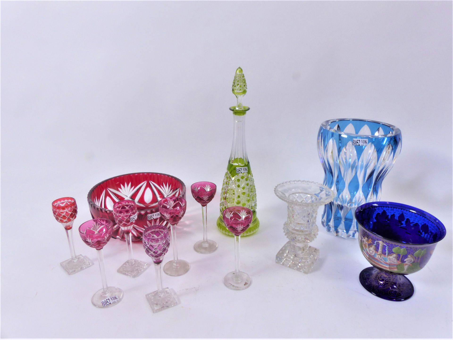 Null Lot bestehend aus 1 Karaffe, 7 Gläsern, einer Schale und 3 Vasen aus Glas o&hellip;