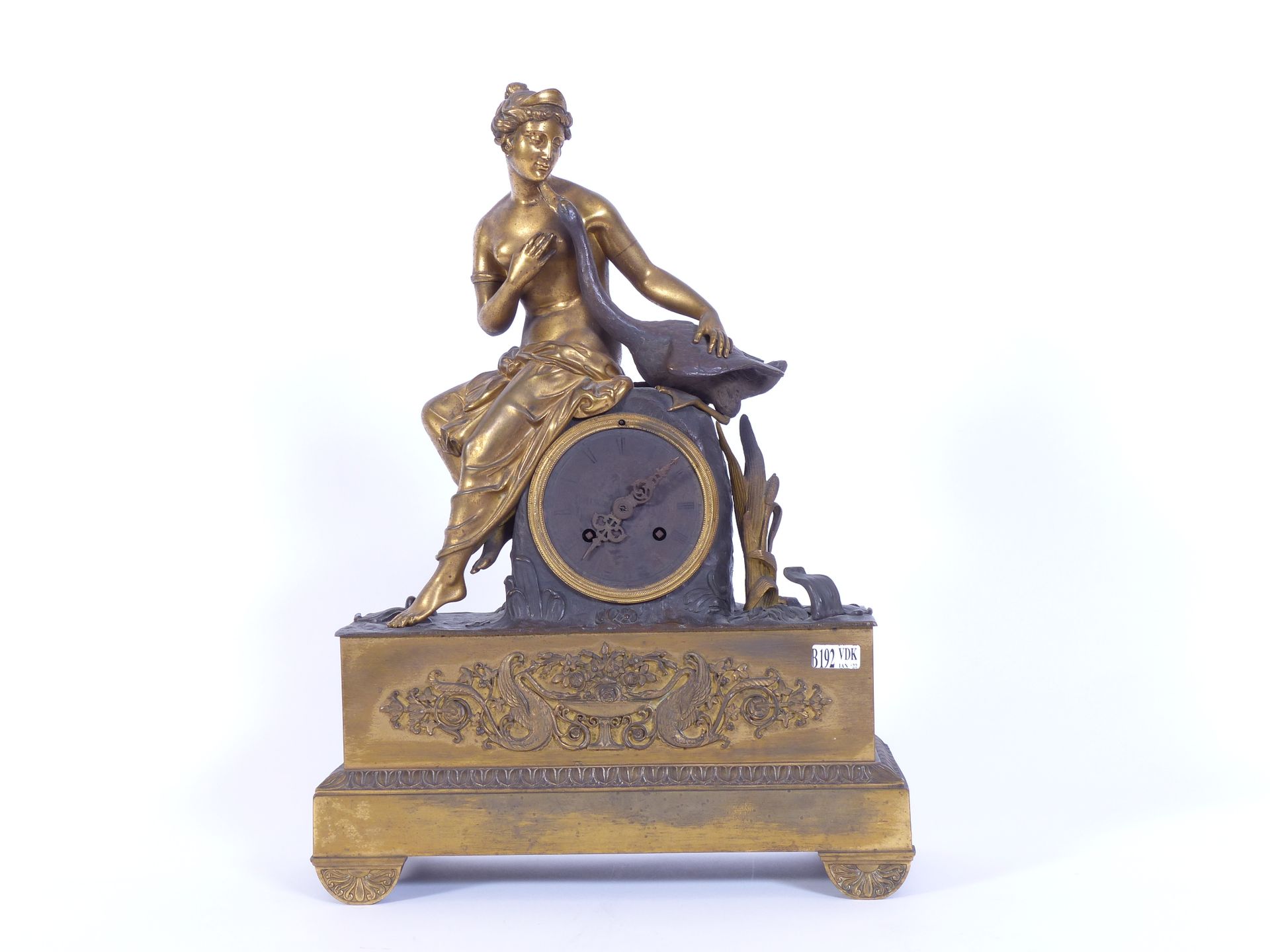 Null 一座带有棕色铜锈的Restauration鎏金铜钟，上面有 "Leda and Swan"。电线运动。年代：19世纪初。(摆件，一个装饰元素和一个螺母&hellip;