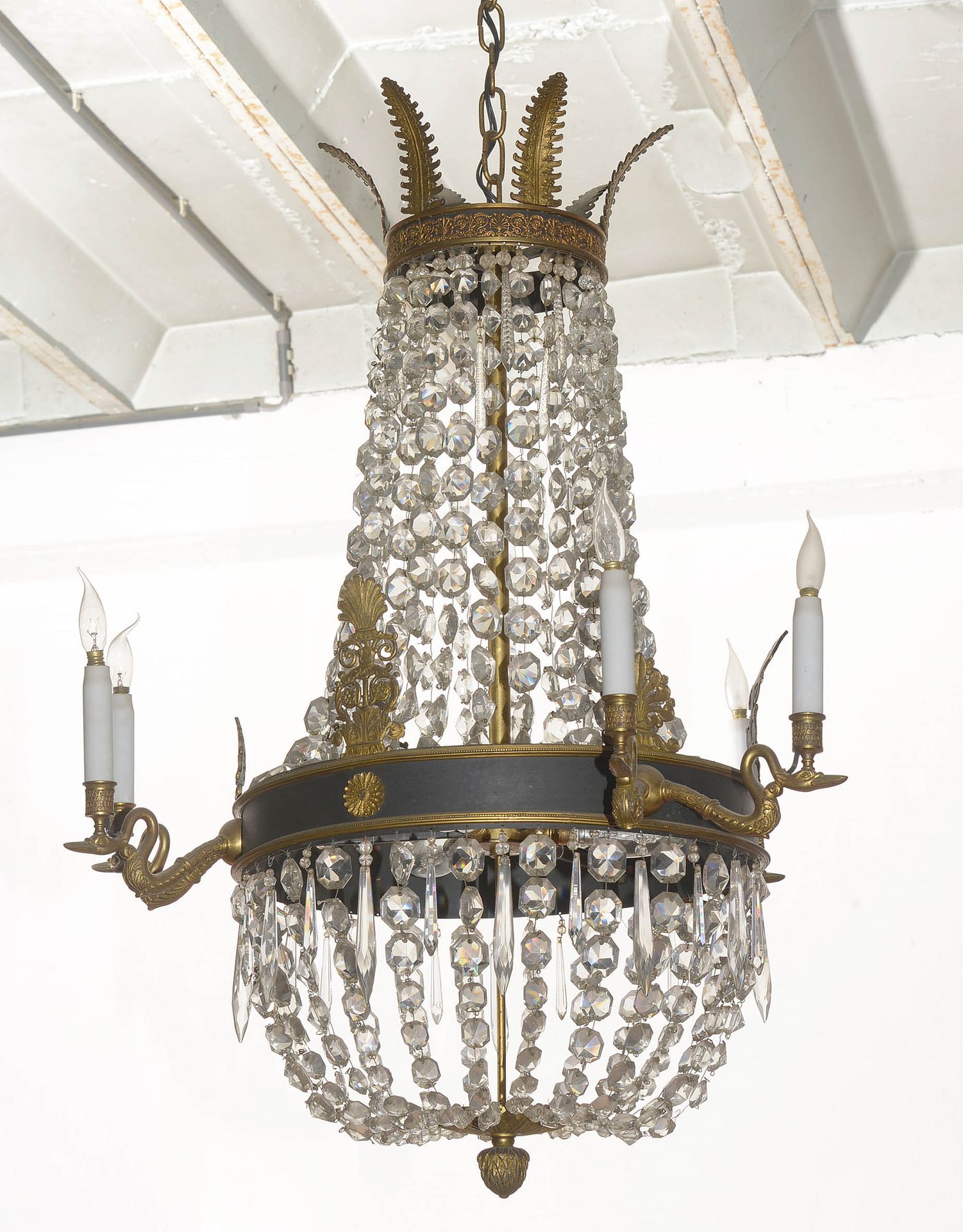 Null 帝国风格的 "珍珠袋 "吊灯，黑色和金色的铜锈，有六个 "鸟头 "形状的光臂。年代：20世纪。高度（不包括悬挂链）：+/-88厘米。