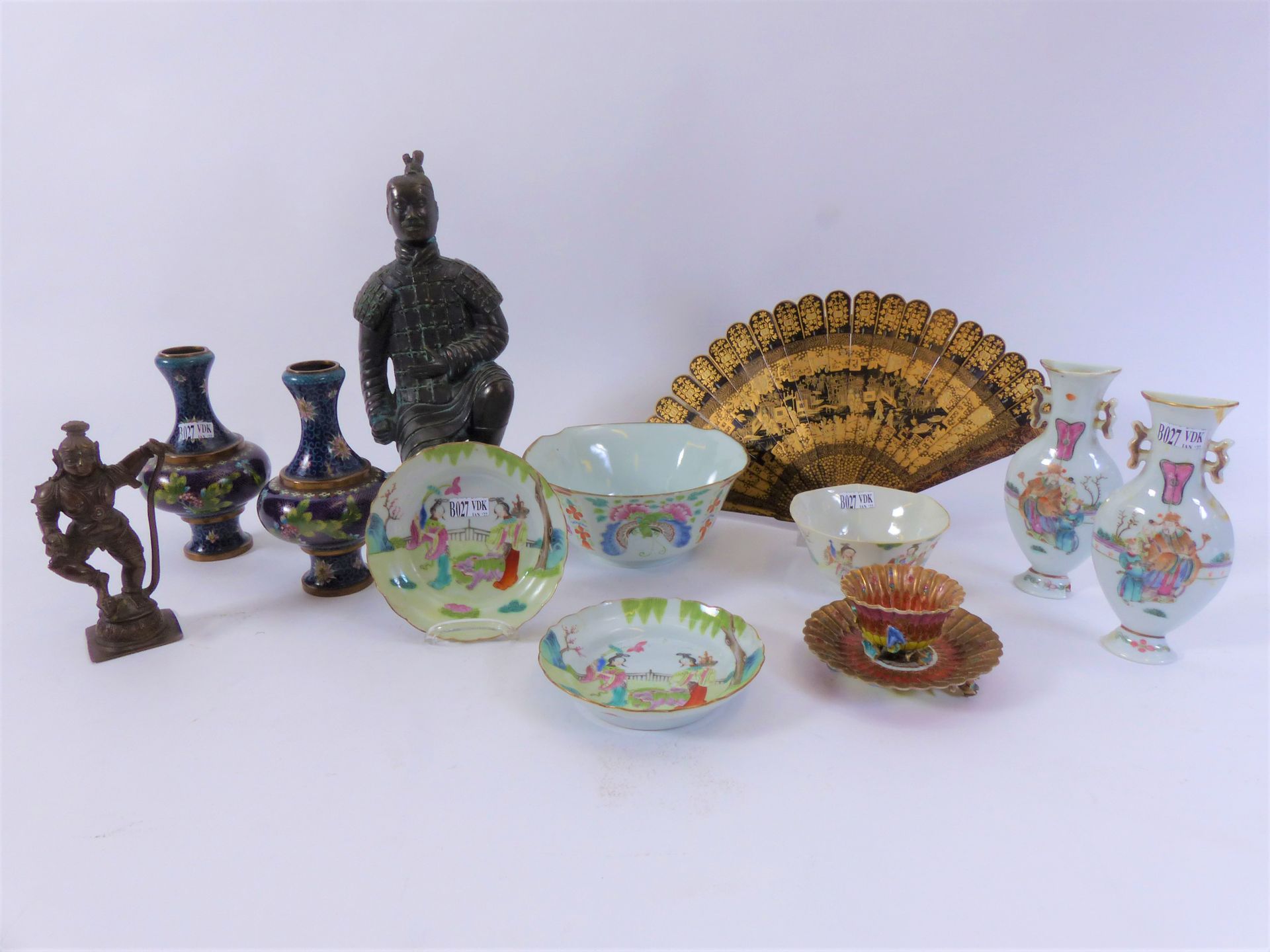 Null Ein Set aus 12 chinesischen und indischen Objekten, Porzellan, Bronze etc. &hellip;