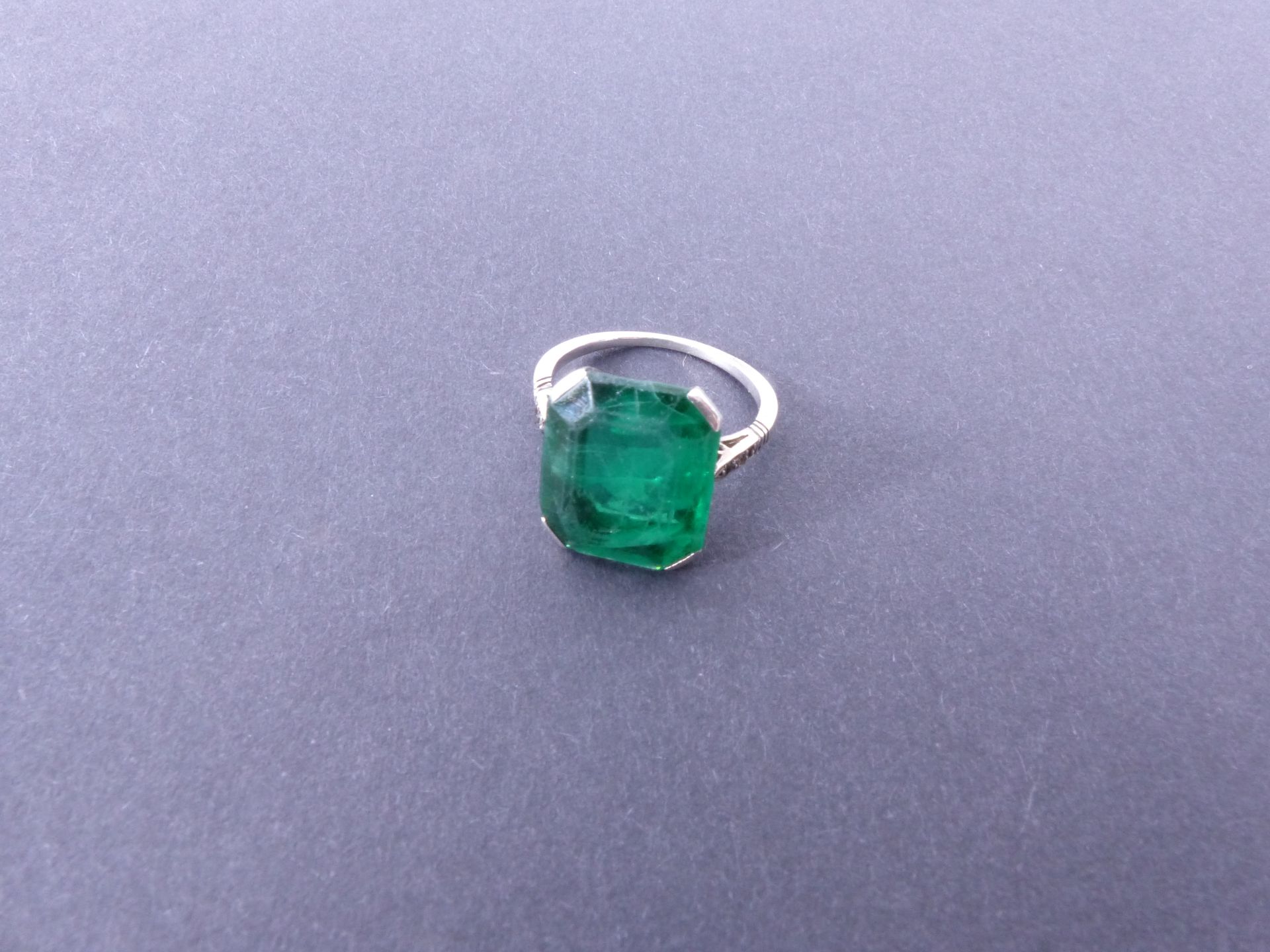 Null White gold and emerald ring. (*).