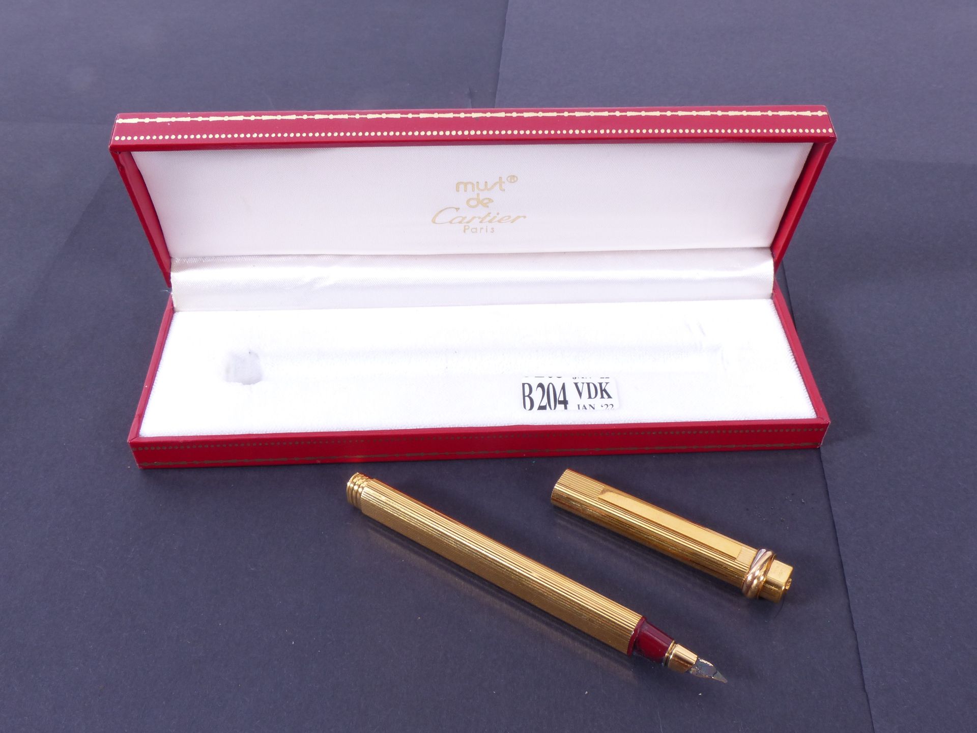 Null 镀金的笔架。三位一体模型，Must de Cartier。呈现在其原始的箱子里。