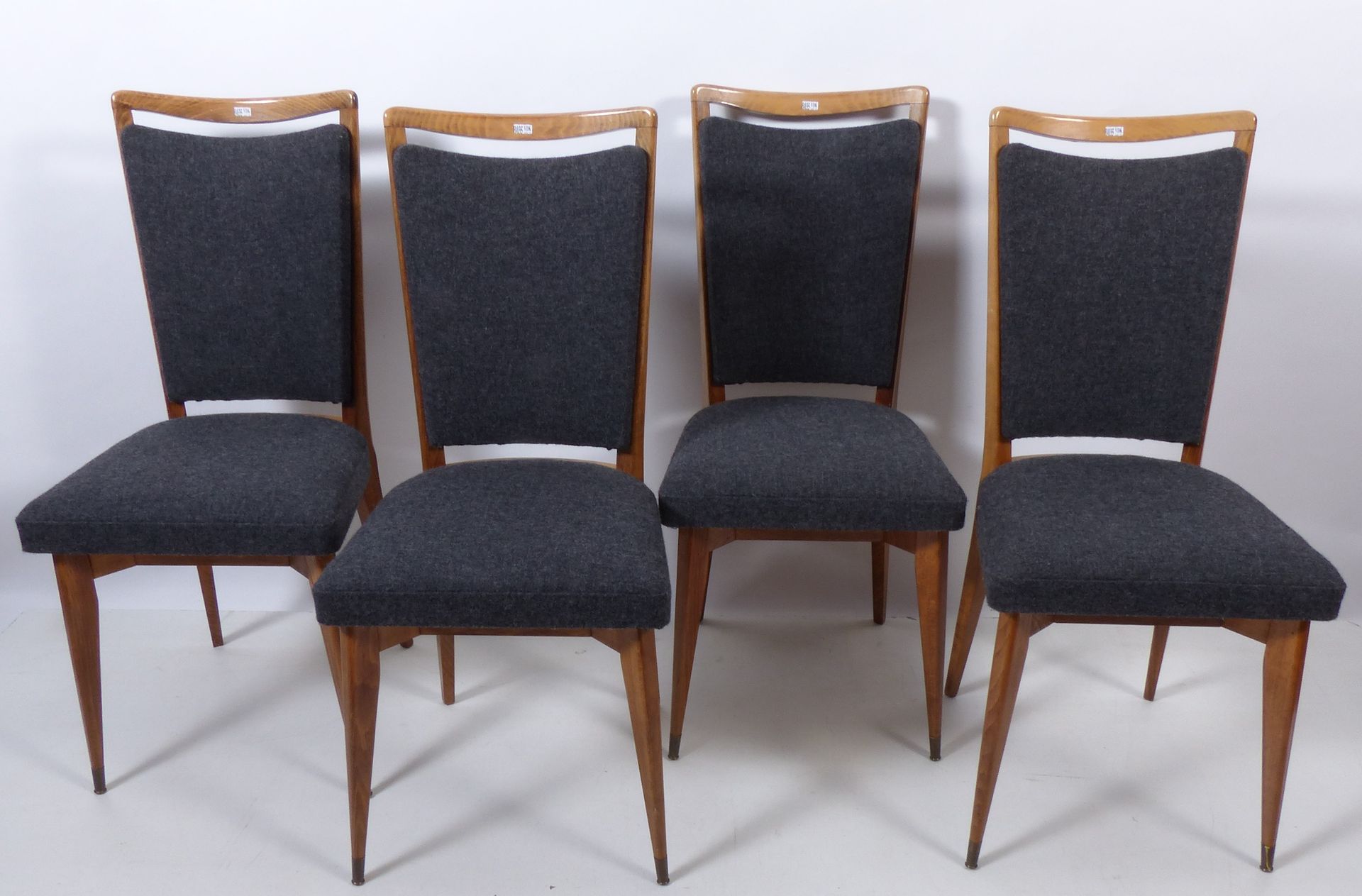 Null Suite von 4 italienischen Stühlen. Circa 1950/60.