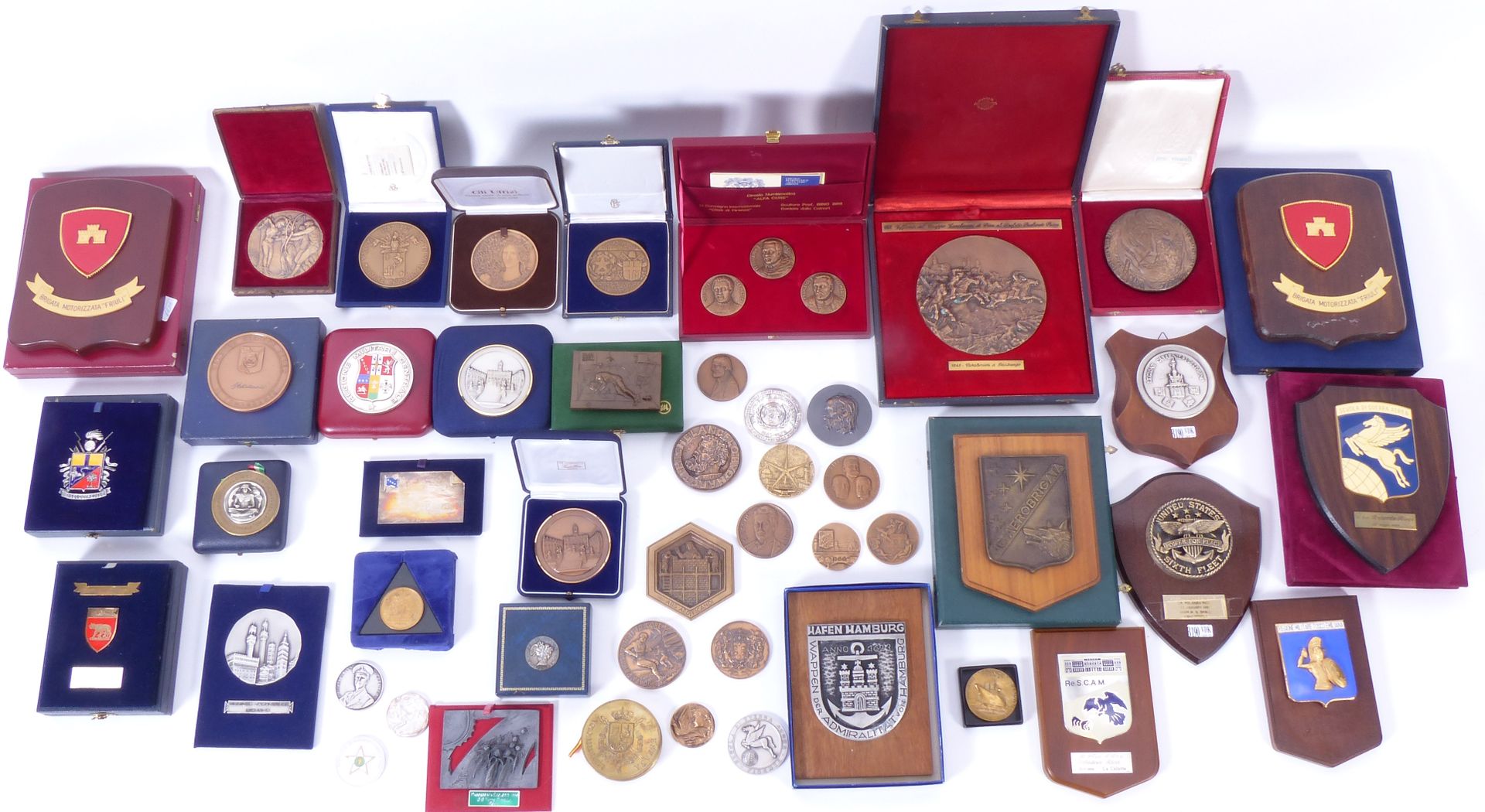 Null A lot of 77 Italian commemorative medals. 16 "Crest" or military decorative&hellip;