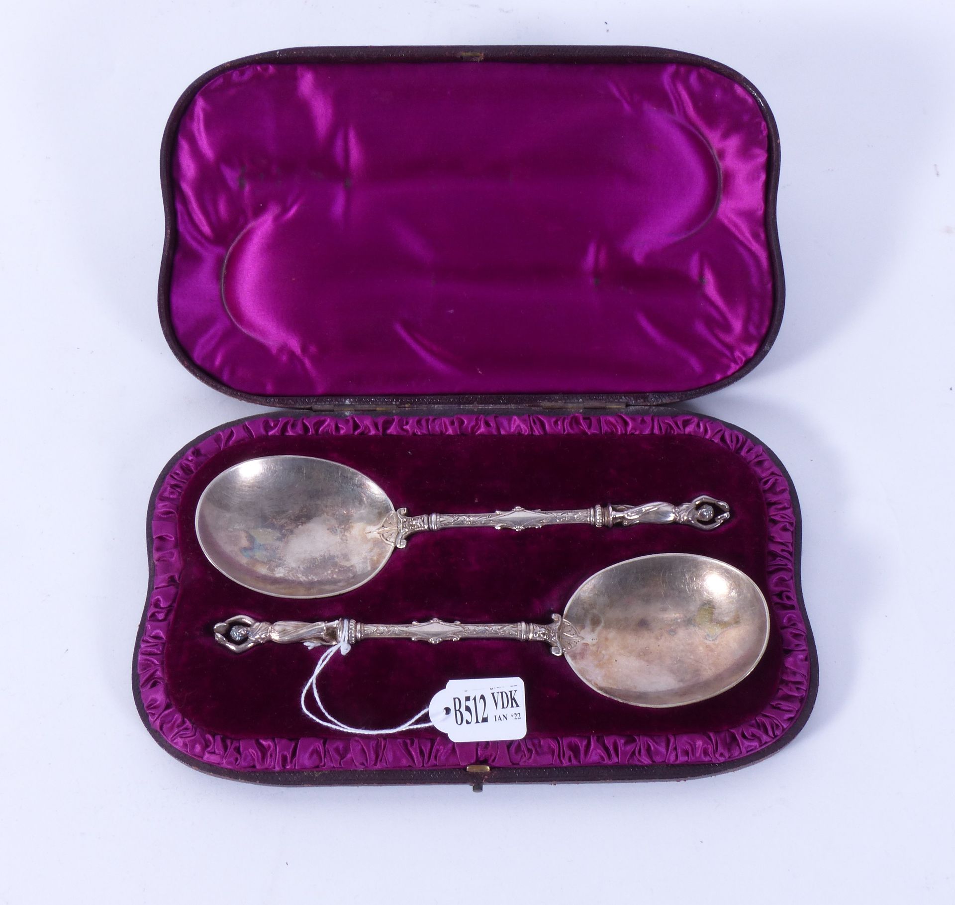 Null Two silver spoons. London hallmarks, Year 1884. In its original purple velv&hellip;