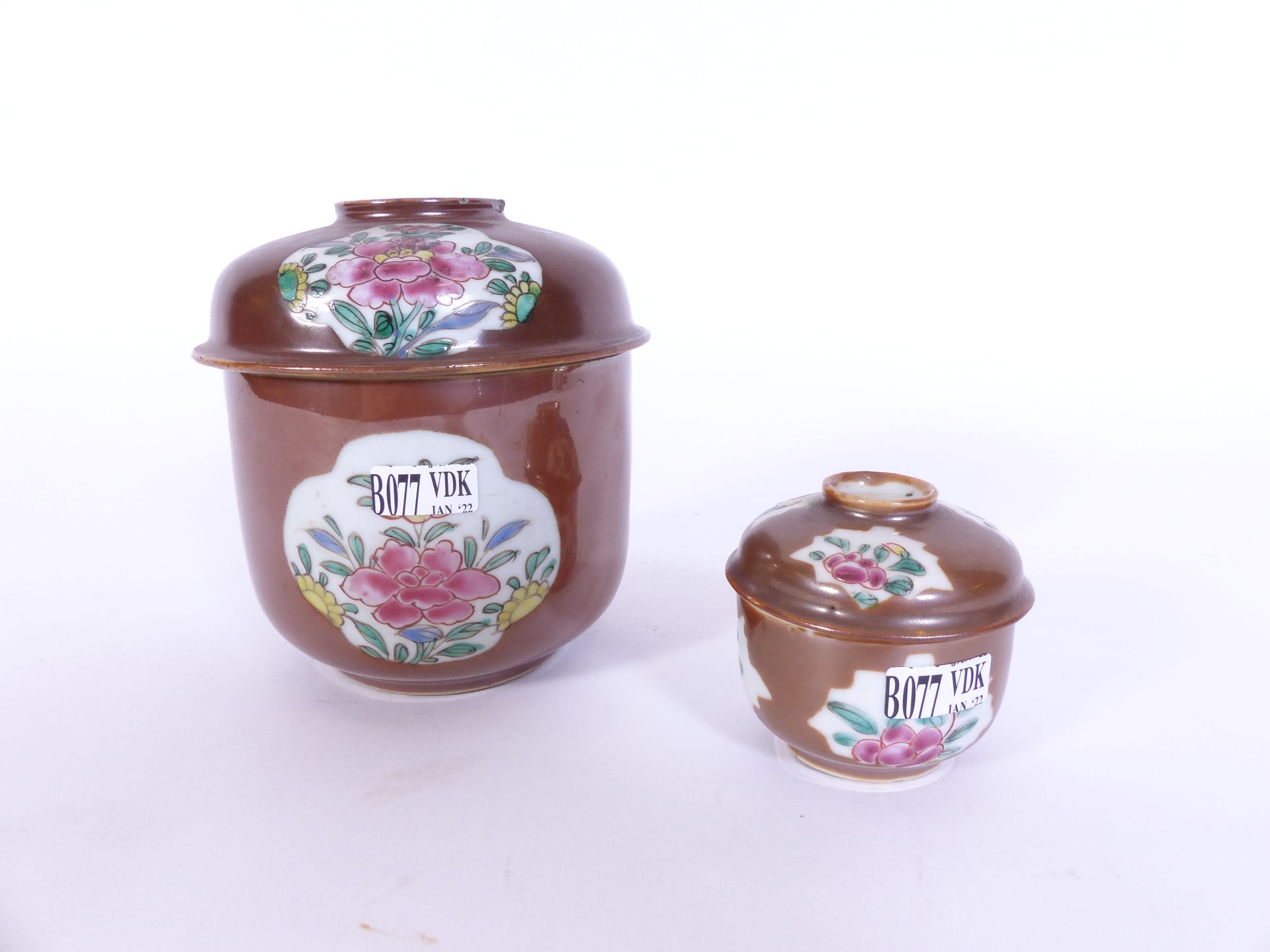 Null 2 pots en porcelaine de Chine, capucin. Epoque: XVIIIème. H: 7 et 13,5 cm.