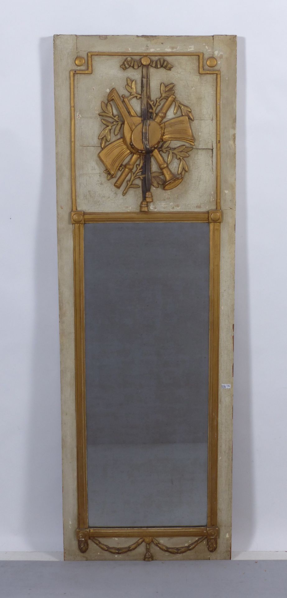 Null Un trumeau Louis XVI à patine grise et or XVIIIème (?). Dim: 150x49 cm.