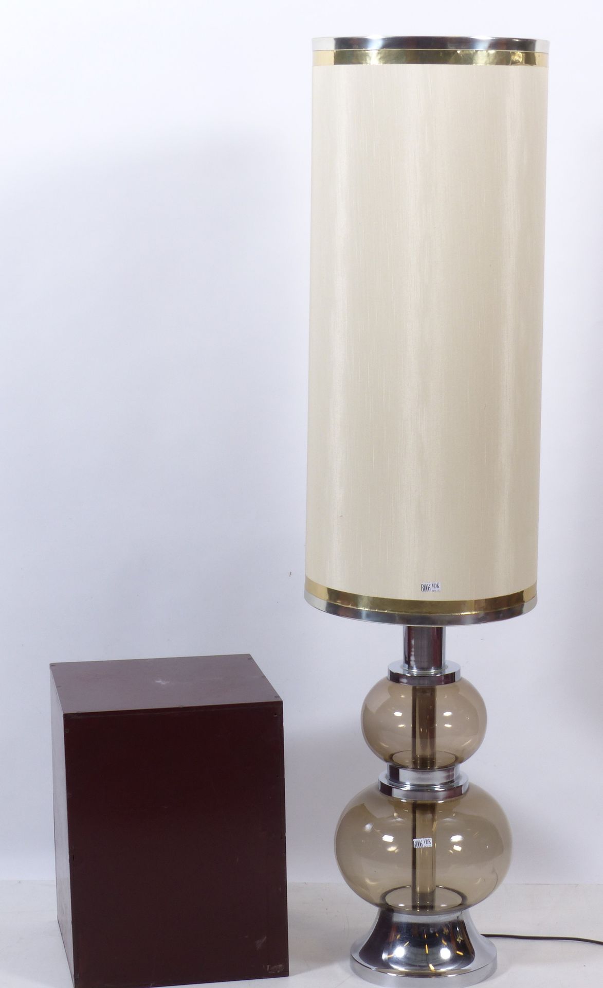 Null 一盏铬合金和烟熏玻璃灯1970/80（高：128厘米，带灯罩）和底座。