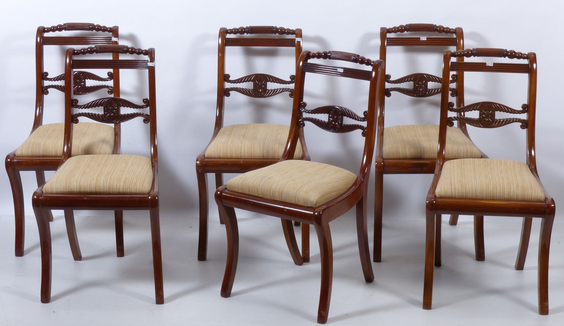 Null Un set di 6 sedie in mogano. Lavoro inglese. Periodo: XIX secolo.