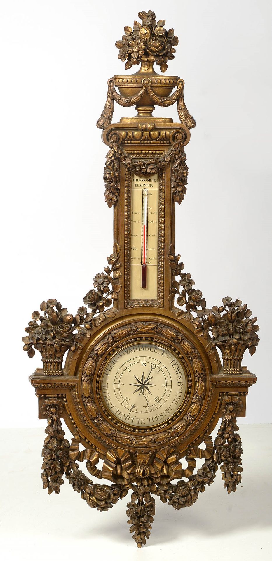 Null 重要的路易十六风格的气压计，Réaumur类型，用雕刻和镀金的木头。法国的工作。年代：19世纪。(*).高：+/-133厘米。