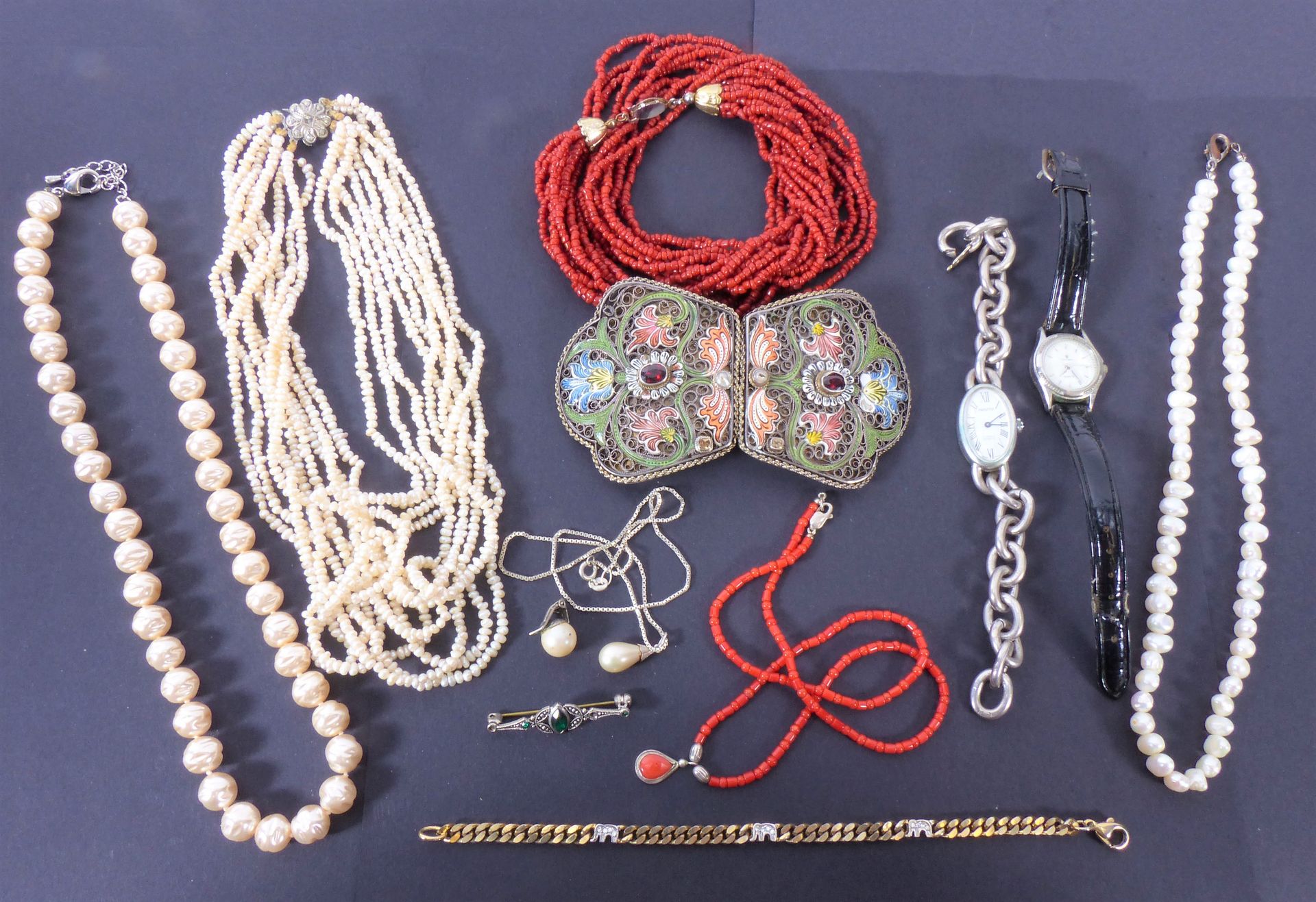 Null Lot of costume jewelry: silver belt buckles, pearl necklace, coral, watch, &hellip;